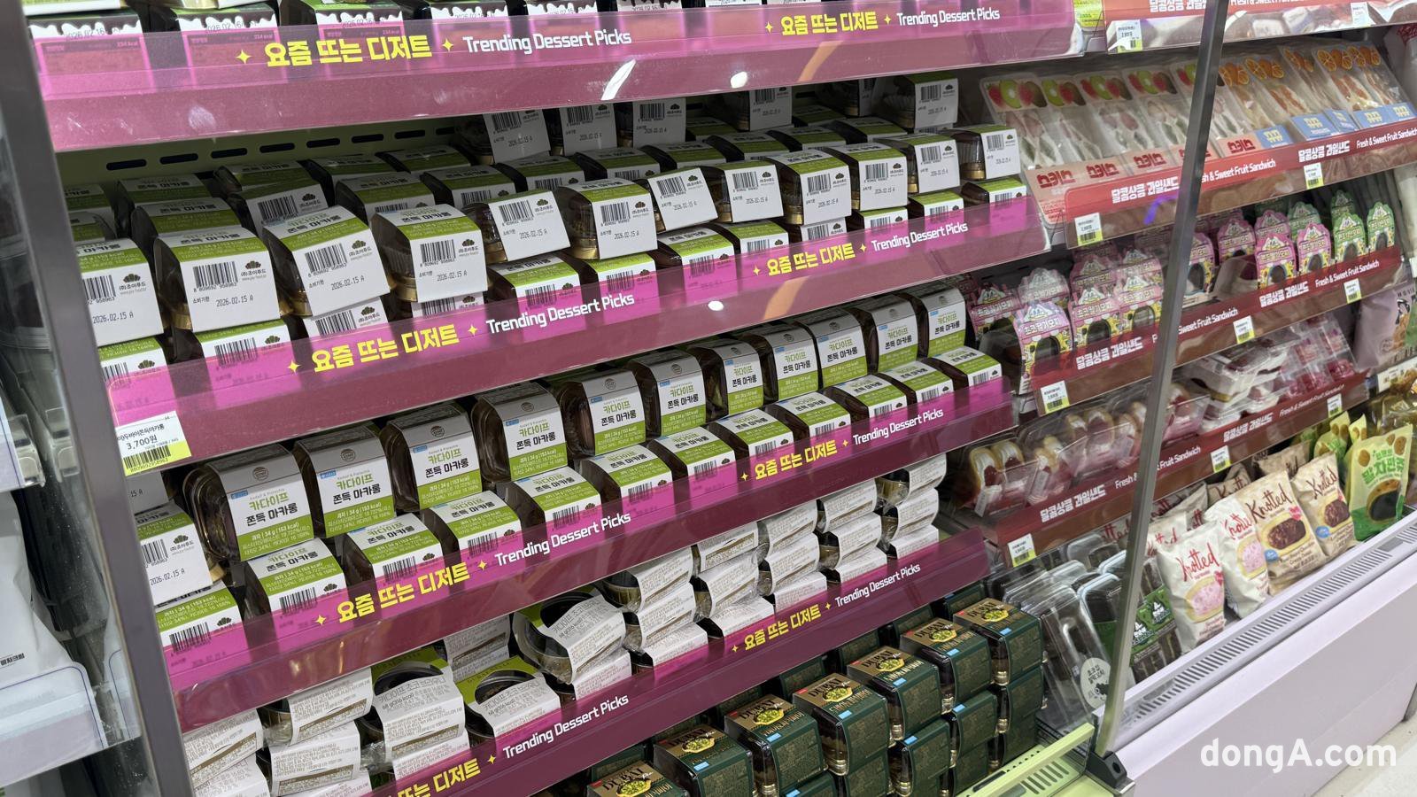 12일 서울 성동구 성수동에 위치한 CU 성수디저트파크점 디저트 존에 두바이 시리즈가 진열돼 있다. 김혜린 기자 sinnala8@donga.com