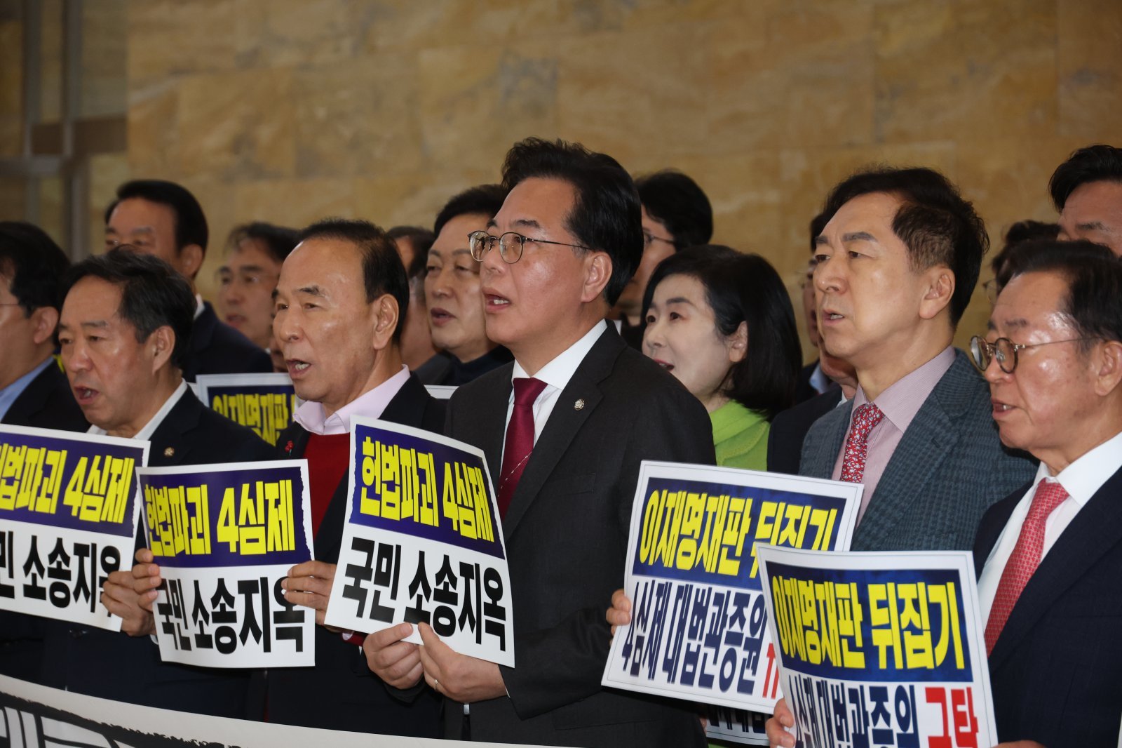 송언석 국민의힘 원내대표와 의원들이 12일 오후 서울 여의도 국회 로텐더홀에서 열린 ‘이재명 대통령 재판 뒤집기, 4심제 위헌 악법 규탄‘ 대회에서 구호를 외치고 있다.2026.02.12 뉴시스