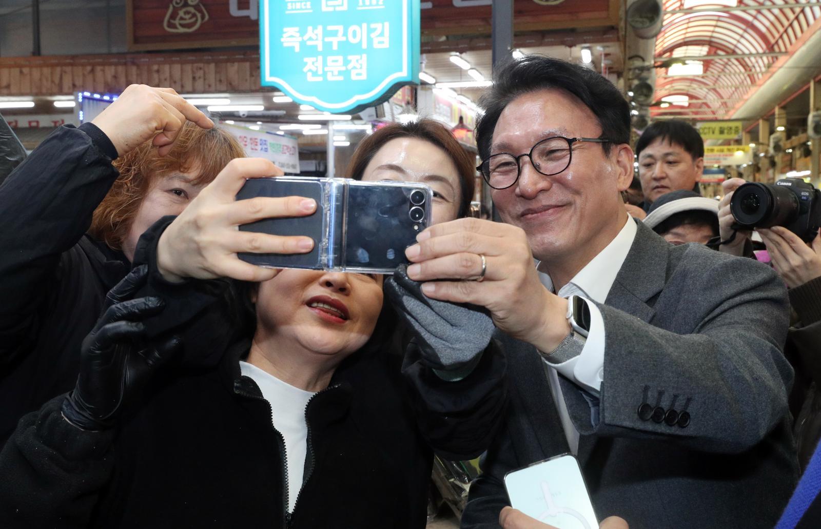 김민석 국무총리가 12일 오후 설 명절을 앞두고 충북 청주시 육거리종합시장을 방문해 상인들과 사진촬영을 하고 있다. 뉴스1