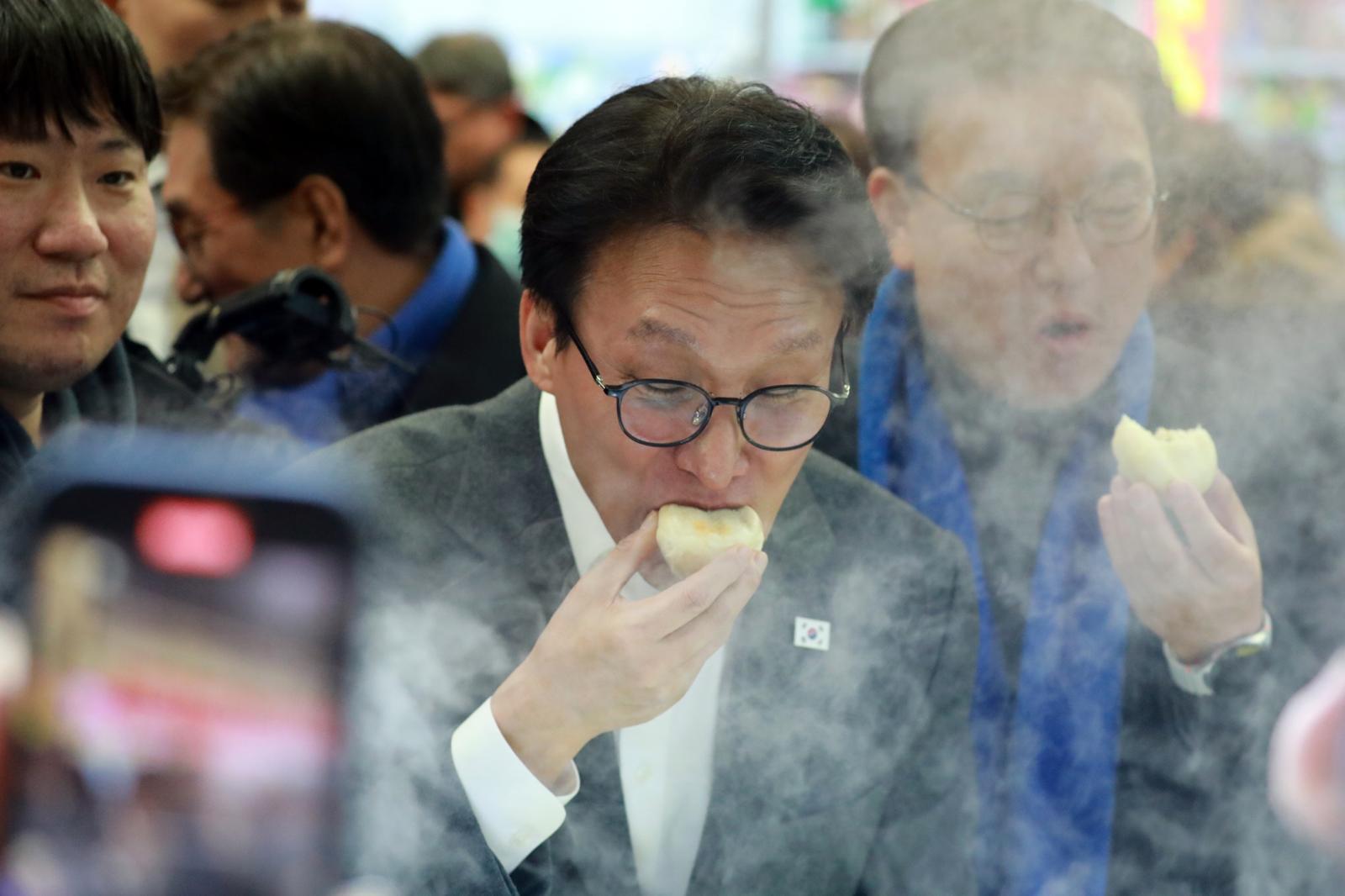 김민석 국무총리가 12일 오후 설 명절을 앞두고 충북 청주시 육거리종합시장 방문해 만두를 먹고 있다. 2026.2.12/뉴스1