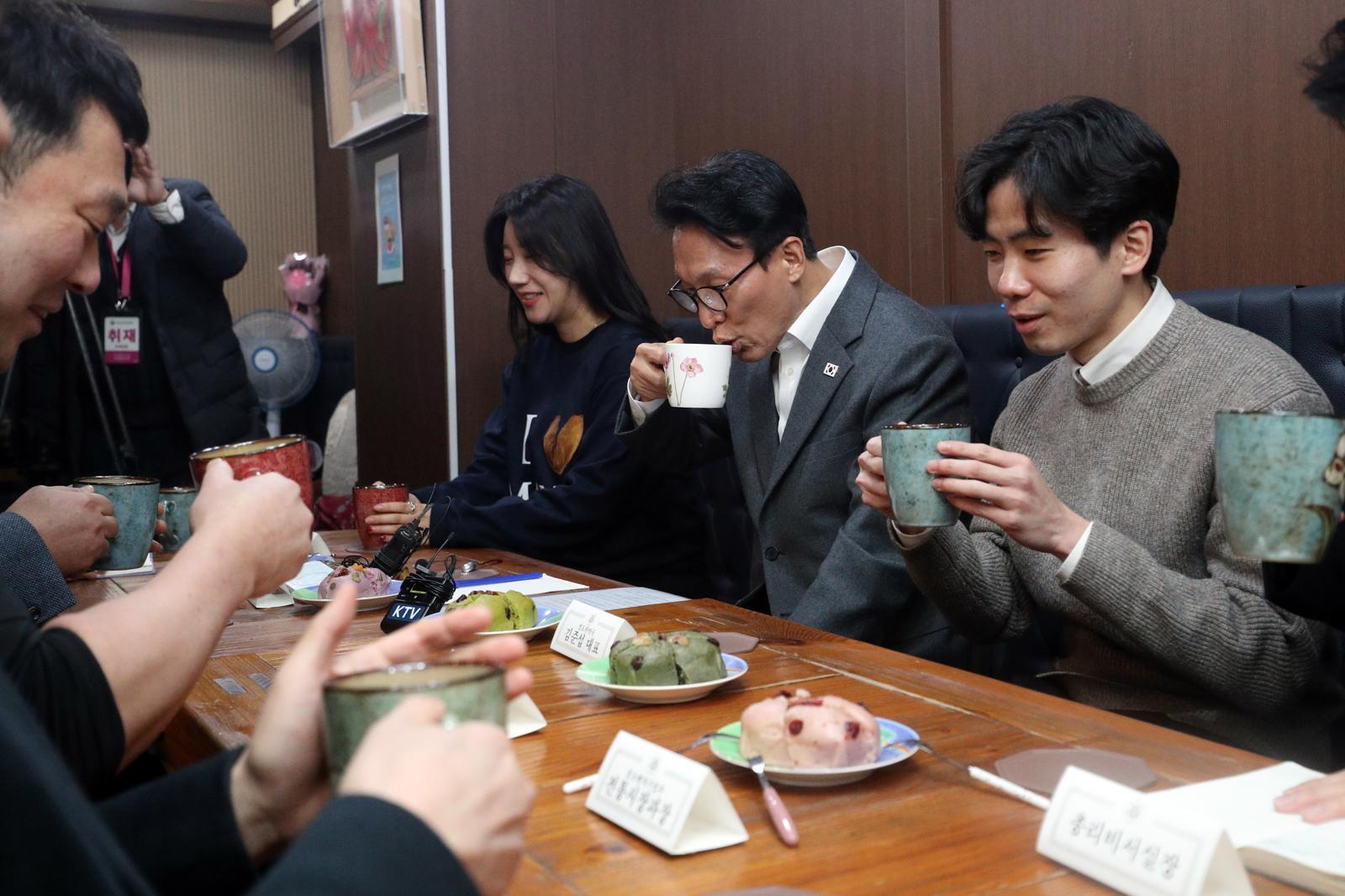 김민석 국무총리가 12일 오후 설 명절을 앞두고 충북 청주시 육거리종합시장을 방문해 상인들과 차담회를 하고 있다. 2026.2.12/뉴스1