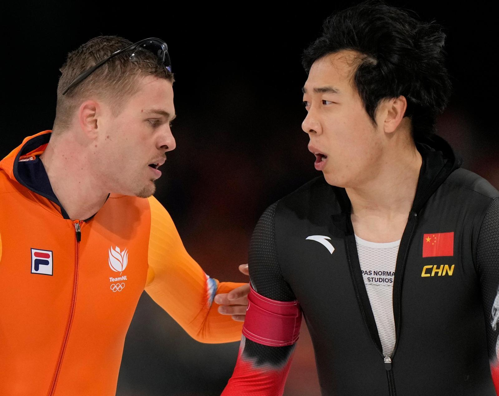 네덜란드의 유프 베네마르스(왼쪽)가 12일 열린 2026 밀라노-코르티나담페초 남자 1000m 레이스가 끝난 뒤 같은 조에서 뛴 롄쯔원(중국)에게 불만을 드러내고 있다. 이날 베네마르스는 롄쯔원의 ‘민폐 주행’ 때문에 메달을 놓쳤다. 밀라노=AP 뉴시스