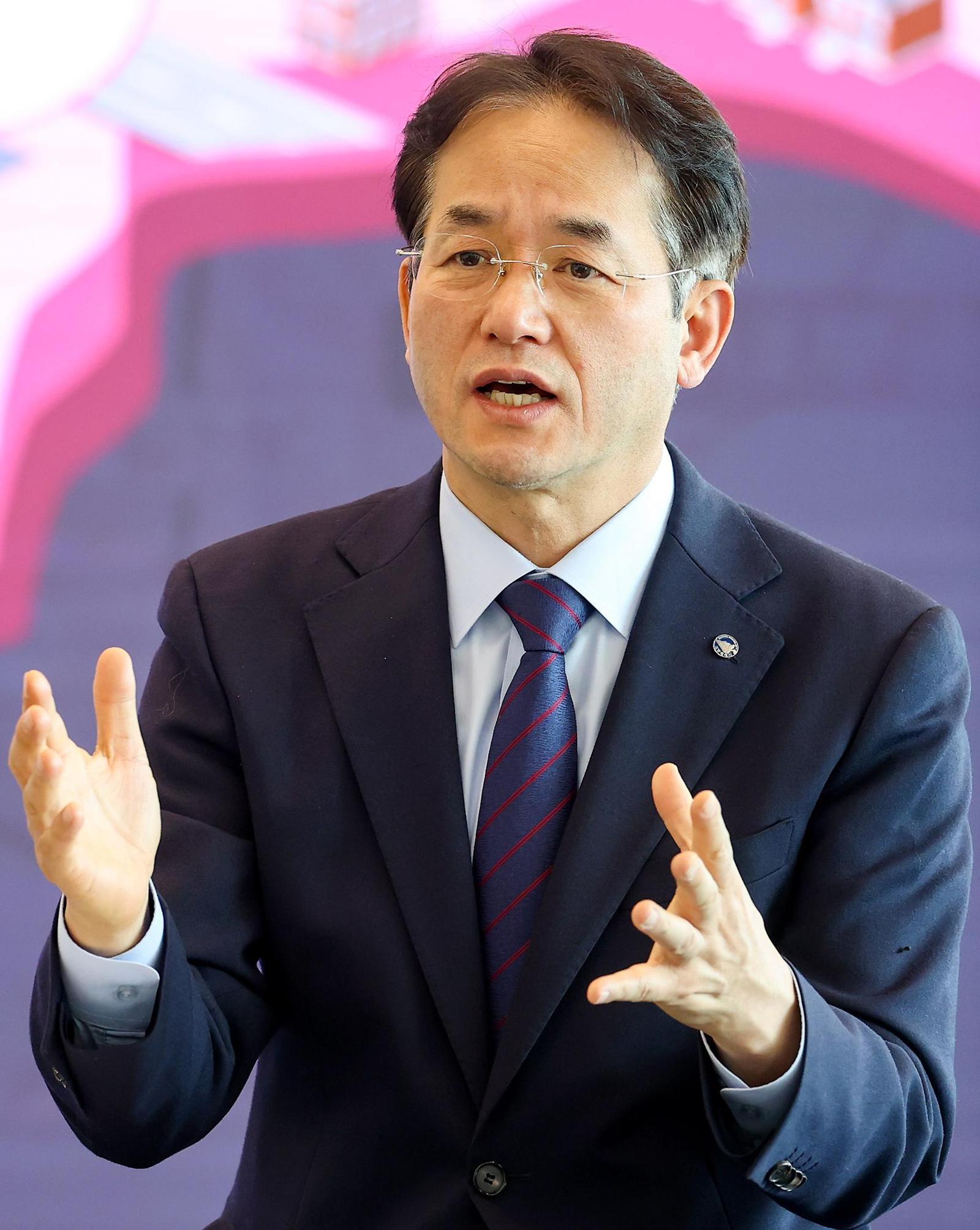 이동환 경기 고양시장이 11일 덕양구 고양 스마트시티센터에서 동아일보와 인터뷰를 갖고 있다. 이 시장은 “그동안 규제에 묶여있던 고양을 기업이 먼저 찾아오는 ‘기회의 땅’으로 탈바꿈시키겠다”고 말했다. 고양시 제공