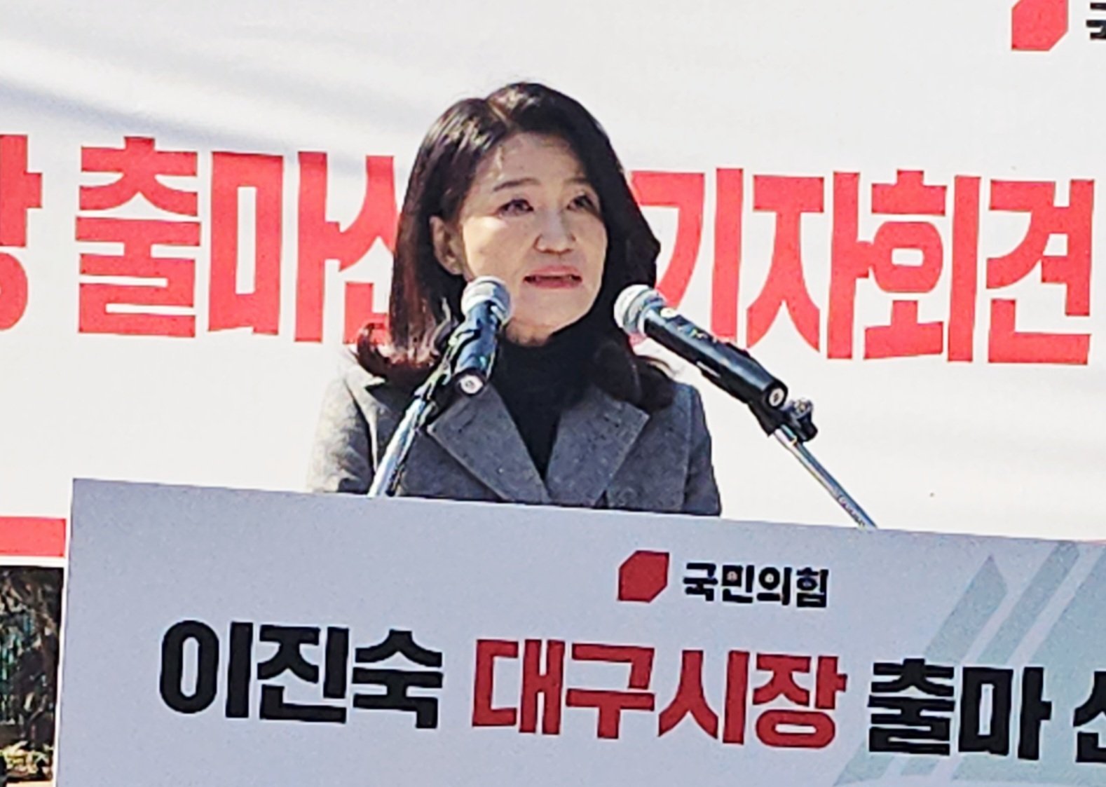 이진숙 전 방송통신위원장이 12일 대구 중구 국채보상운동기념공원에서 6·3 지방선거 대구시장 출마를 선언하고 있다. 뉴스1