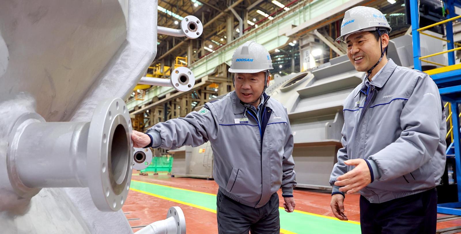 박정원 두산그룹 회장(왼쪽)이 11일 경남 창원시 두산에너빌리티 사업장을 방문해 제작 중인 발전용 가스터빈 제품을 살펴보고 있다.
두산그룹 제공