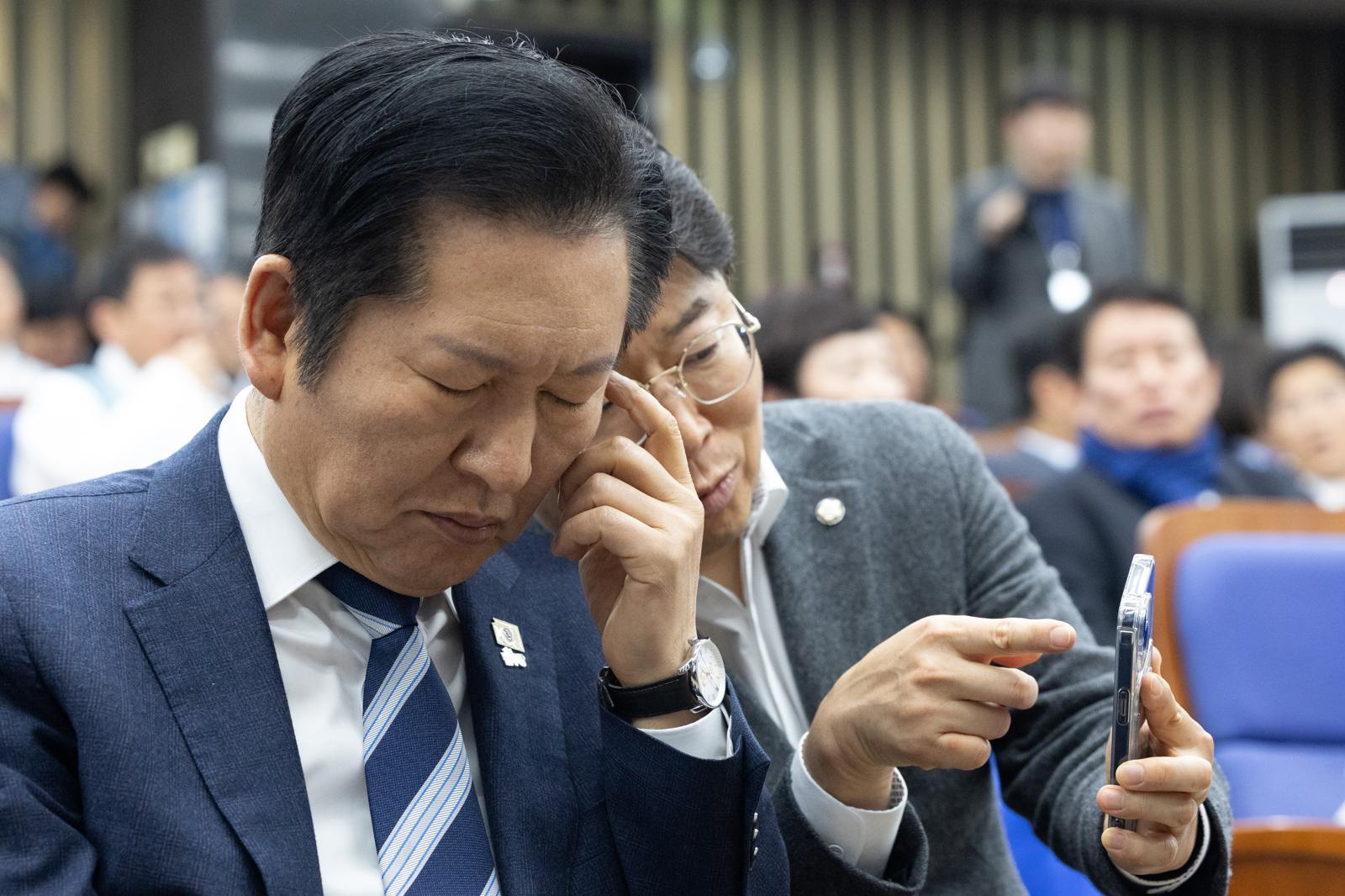 12일 서울 여의도 국회에서 열린 더불어민주당 의원총회에서 정청래 대표가 최기상 수석사무부총장과 대화하고 있다. 2026.2.12/뉴스1