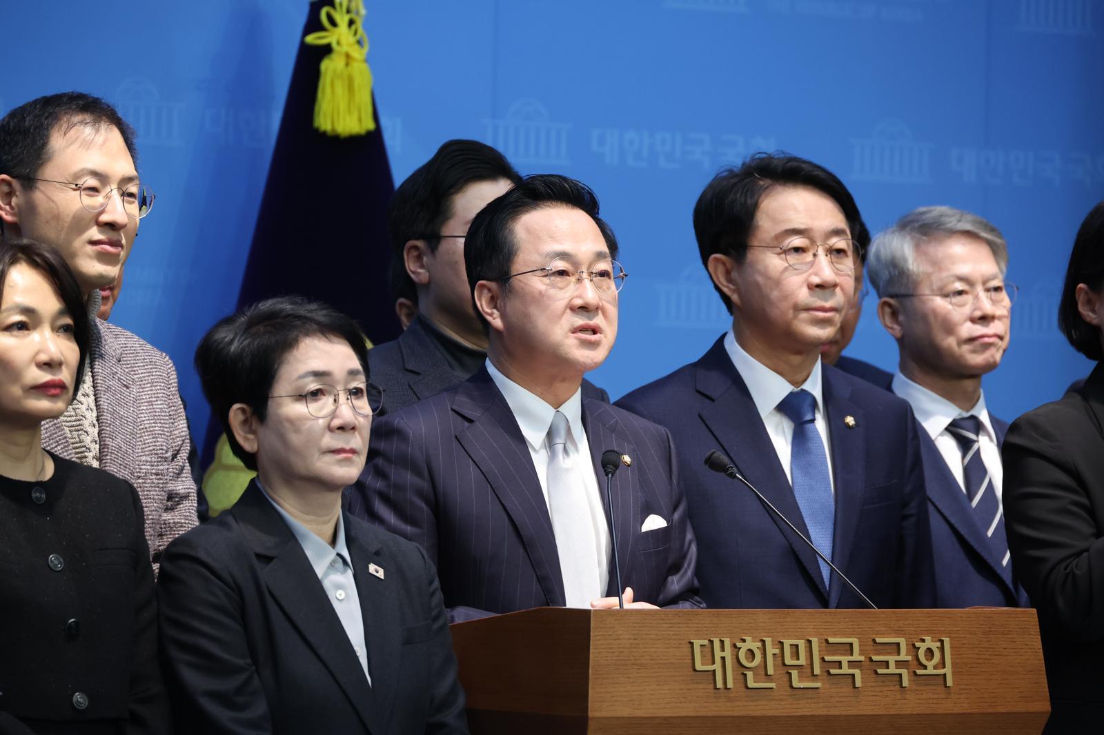 이재명 대통령 사건 공소취소·국정조사 추진 의원모임 상임대표인 박성준 더불어민주당 의원이 12일 오전 서울 여의도 국회 소통관에서 열린 이재명 대통령 사건 공소취소·국정조사 추진 의원모임 출범 기자회견에서 발언을 하고 있다. 2026.02.12. 뉴시스