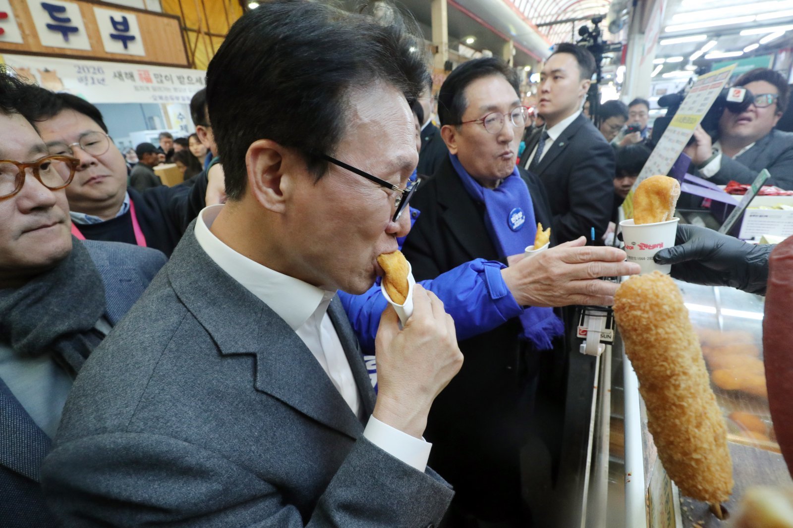 김민석 국무총리가 12일 오후 설 명절을 앞두고 충북 청주시 육거리종합시장을 방문해 꽈배기를 먹고 있다. 2026.2.12/뉴스1