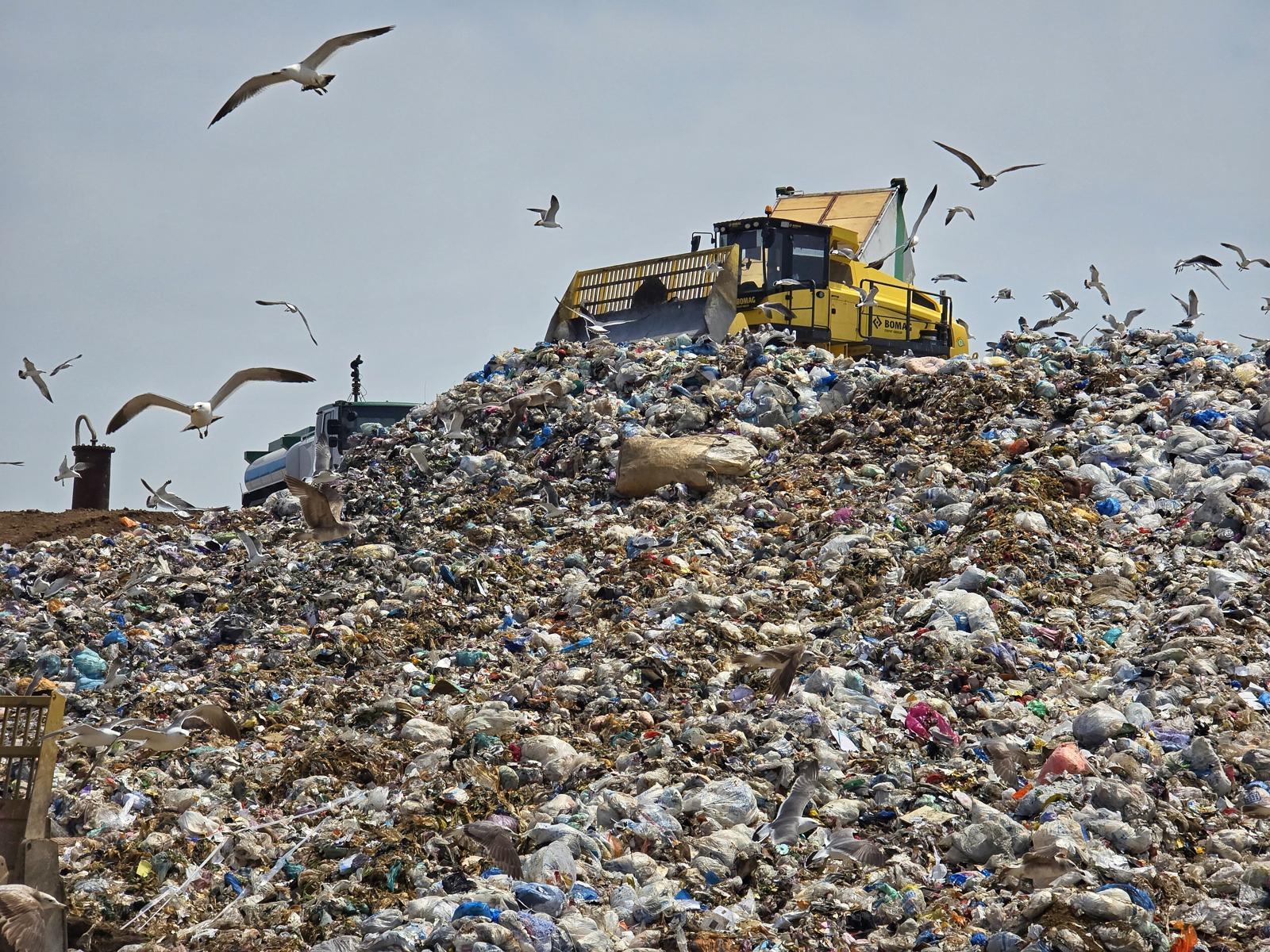 인천 서구 검암동 인근 수도권매립지 제3매립장에서 기후에너지환경부 수도권매립지관리공사 소속 직원들이 쓰레기를 매립하는 모습 2024.5.10 ⓒ 뉴스1