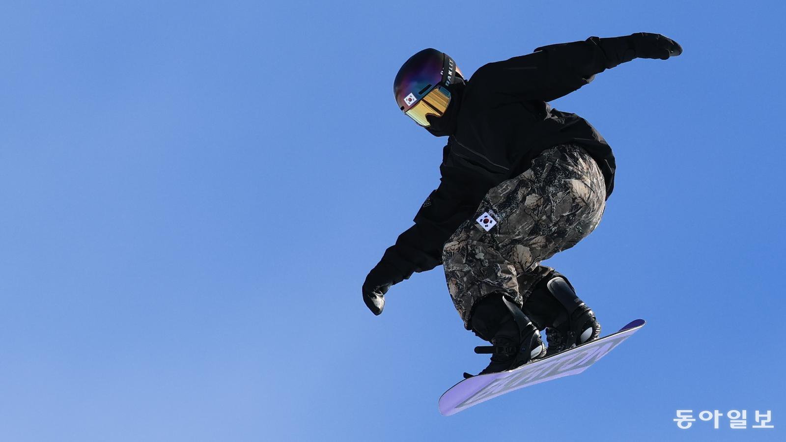 18세 스노보더 유승은이 글로벌 1위 스노보드 제조업체에서 선물 받은 2026~2027시즌 ‘신상’ 보드를 타고 12일 이탈리아 리비뇨 스노파크에서 훈련을 하고 있다. 일반인용 보드를 타고 2026 밀라노-코르티나담페초 겨울올림픽 여자 빅에어 동메달을 차지한 유승은은 슬로프스타일에서는 새 보드로 메달 사냥을 이어간다. 

				전영한 기자 scoopjyh@donga.com