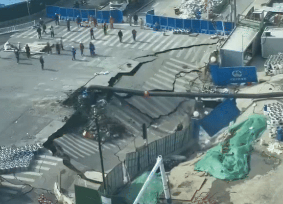 중국 상하이 치신루(七莘路)역과 리안루(黎安路) 교차로 인근 공사 현장의 지반이 무너지는 모습. X(엑스) 캡처