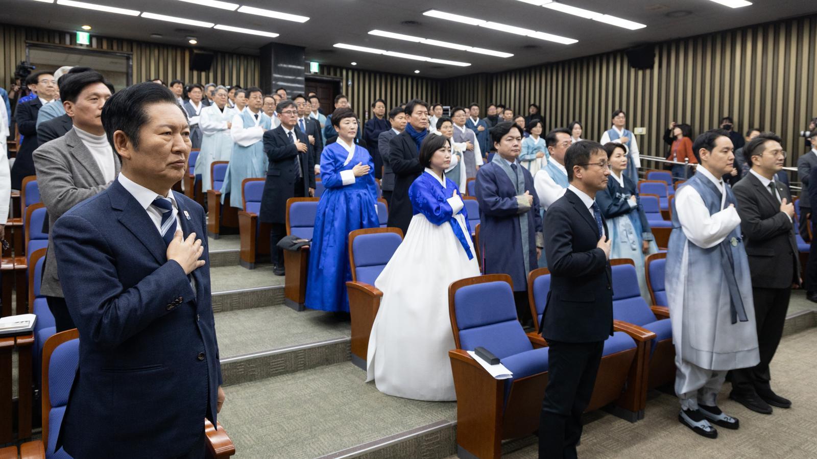 12일 서울 여의도 국회에서 열린 더불어민주당 의원총회에서 정청래 대표를 비롯한 의원들이 국민의례하고 있다. 2026.2.12 (서울=뉴스1)