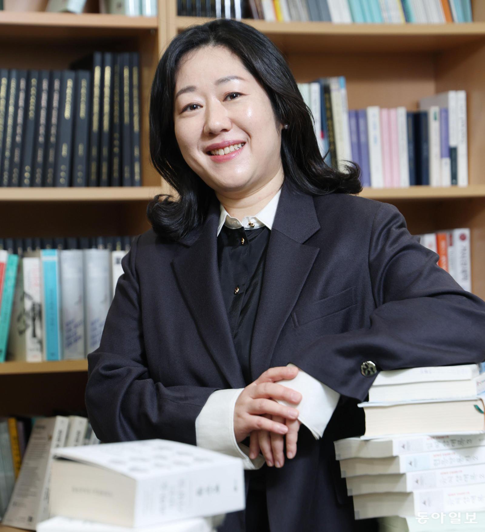 나민애 서울대 교수는 “표현의 한계가 결국 마음과 생각의 한계까지 결정짓는다”며 “시나 소설을 읽으며 더 좋은 단어와 문장을 즐기는 이들이 많아지도록 자꾸 ‘책 읽읍시다’ 말하는 역할을 해나갈 것”이라고 말했다. 
신원건 기자 laputa@donga.com