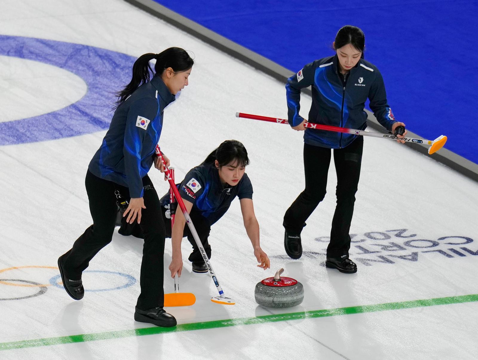 한국 여자 컬링 대표팀의 리드 설예은(가운데)이 12일 열린 2026 밀라노-코르티나담페초 겨울올림픽 컬링 여자 단체전 미국과의 1차전에서 돌을 굴리고 있다. 한국은 이날 미국에 4-8로 졌다. 코르티나담페초=AP 뉴시스