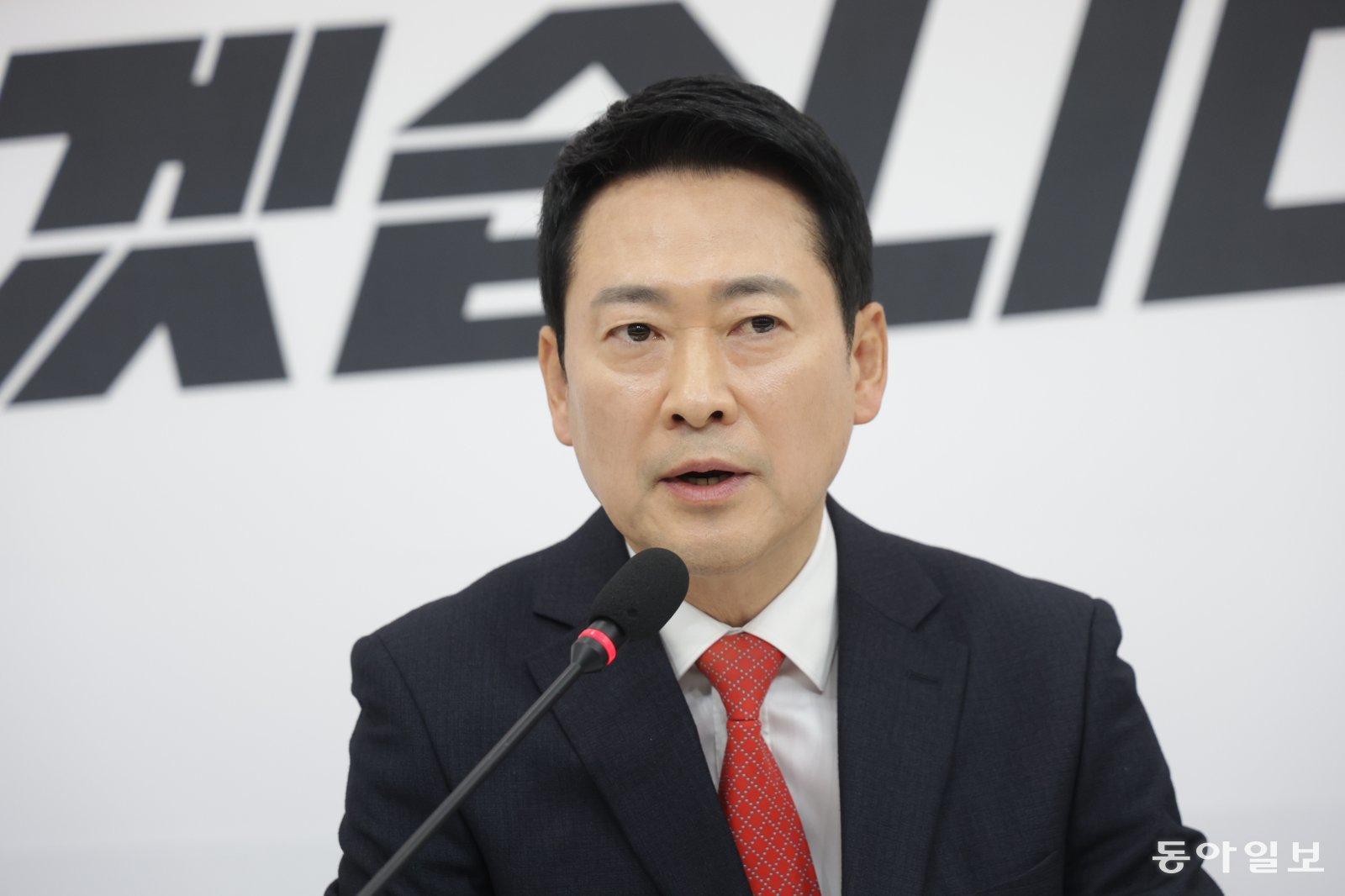 국민의힘 장동혁 대표가 12일 서울 여의도 국회에서 기자회견을 열고 청와대 오찬 회동 불참 결정을 발표하고 있다. 박형기 기자 oneshot@donga.com