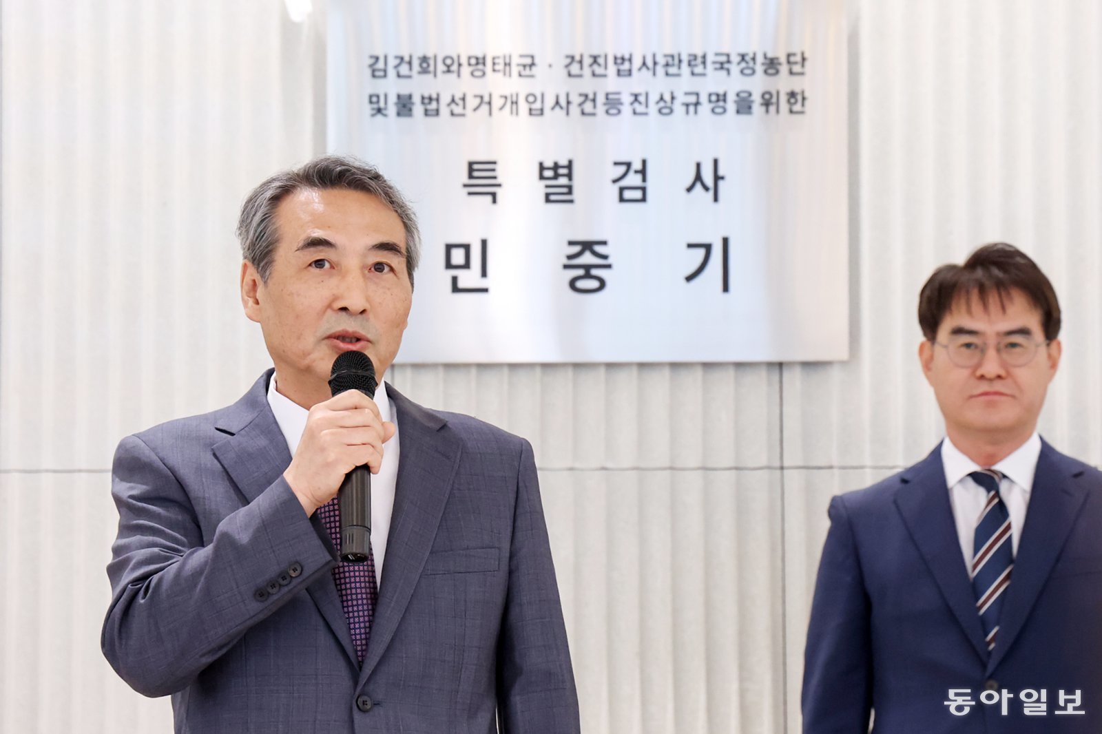 윤석열 전 대통령의 부인 김건희 여사 의혹 관련 사건을 맡은 민중기 특별검사(왼쪽)가 지난해 7월 2일 오전 서울 종로구 KT광화문빌딩 웨스트에 마련된 특검 사무실에서 현판 제막을 마친 뒤 발언을 하고 있다. 동아일보 DB