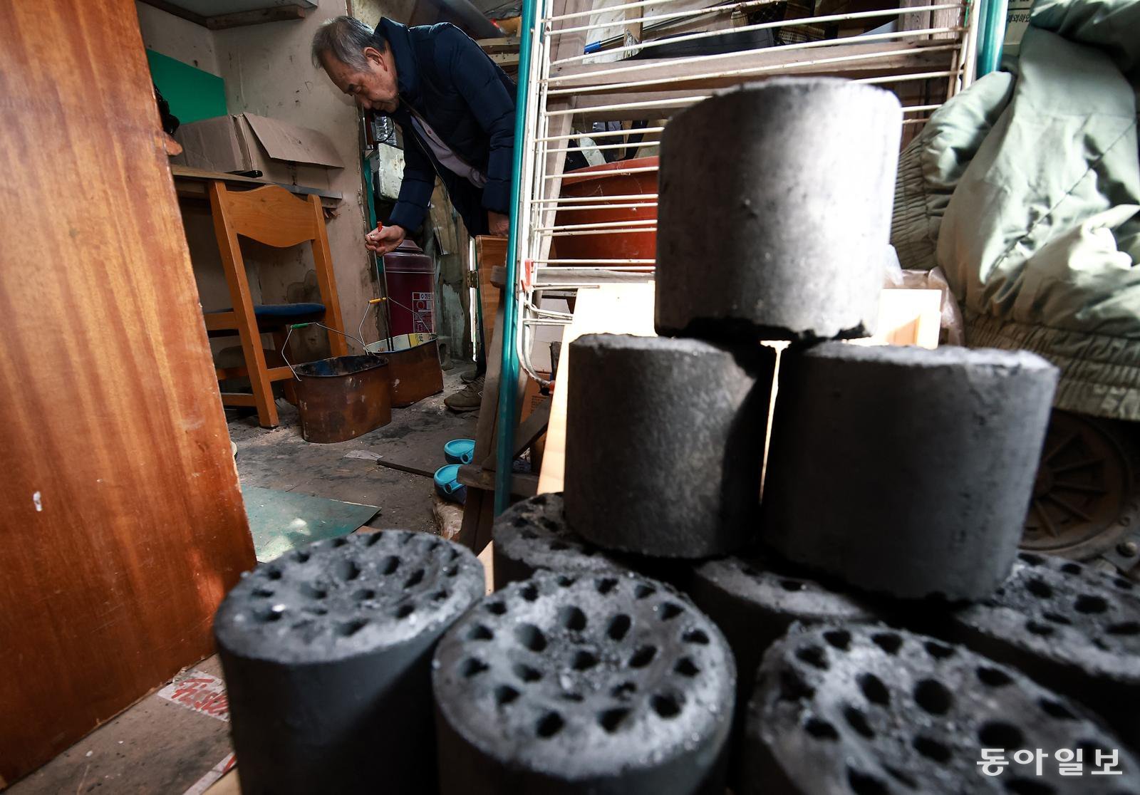 설을 앞둔 11일, 서울 강남구 구룡마을 이홍규 씨의 집 한쪽에 연탄 20여 장이 쌓여 있다. 밥상공동체와 연탄은행에 따르면 이 씨와 같은 에너지 취약계층에 전달되는 기부 연탄은 최근 5년 새 60% 가까이 줄었다. 송은석 기자 silverstone@donga.com