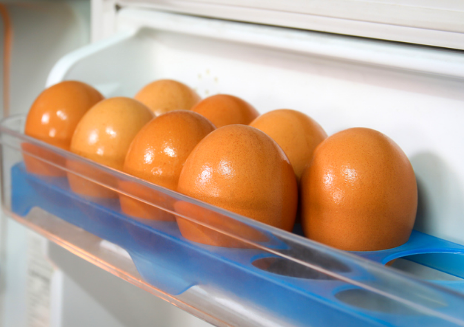 달걀은 온도 변화가 심한 냉장고 문 대신 안쪽에 보관해야 하며, 씻지 않은 상태로 뾰족한 부분이 아래로 가게 두는 것이 좋다. 사진=게티이미지뱅크.