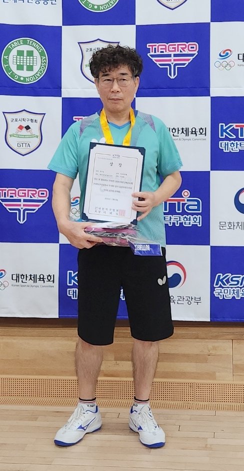 한 대회에서 입상한 뒤 상장을 들고 있는 이동명 씨. 이동명 씨 제공.