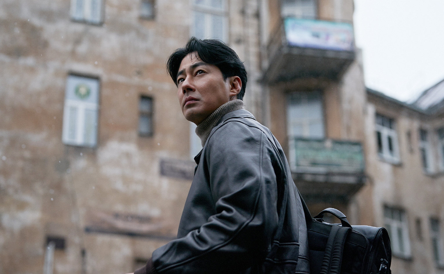 코트 입은 조 과장 스스로를 “멜로 한도 초과”라고 표현한 배우 조인성은 “이미 해봤기 때문에 ‘시시하다’고 하는 이야기가 아니다”라며 “젊은 배우들이 해야 할 몫이 있고, 저는 저대로 사회적 시의성을 가져가며 다양한 모습을 그려내는 게 필요한 것 같다”고 말했다. NEW 제공