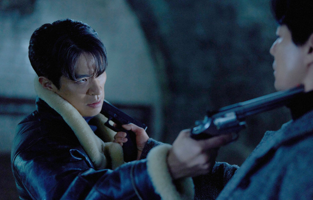 무스탕 걸친 박건 배우 박정민은 “예전에는 매력적이고 재밌는 대본을 찾았다면, 요즘은 지금 시대에 ‘꼭 해볼 만한 이야기’ 혹은 ‘꼭 해야 하는 이야기’처럼 느껴지는 작품을 발견하면 반갑다”고 말했다. 샘컴퍼니 제공