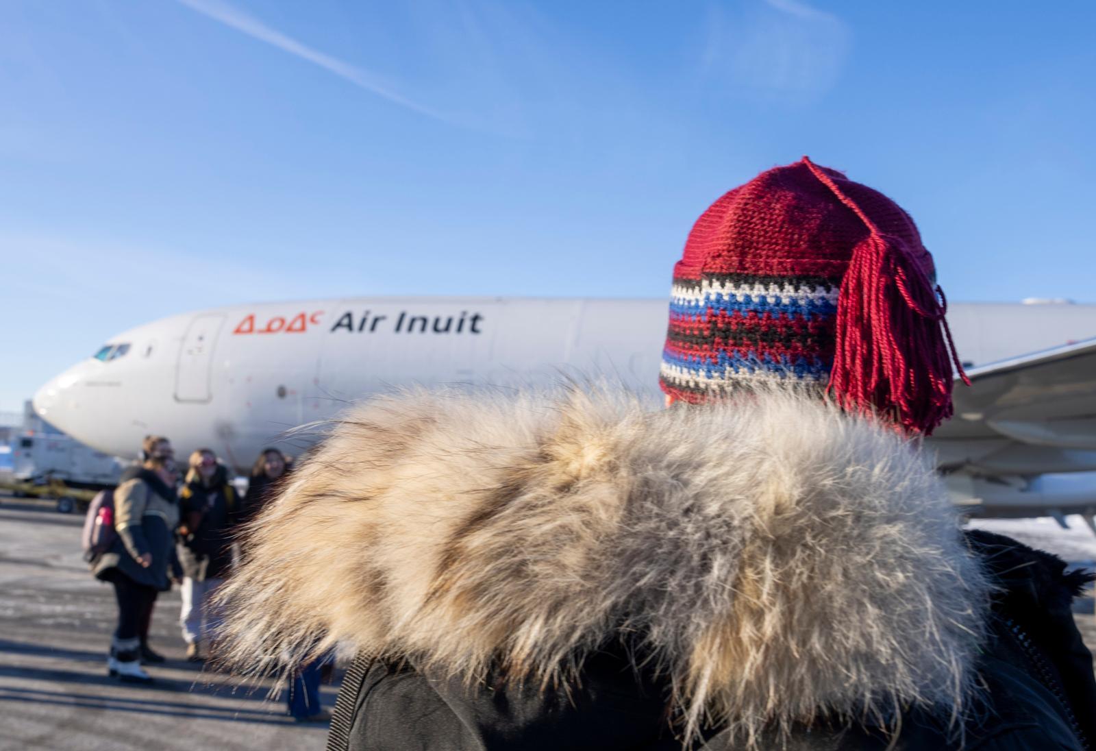 5일 캐나다 몬트리올에서 탑승객들이 그린란드 수도 누크로 향하는 이누이트항공 탑승을 준비하고 있다. 2026.02.06 몬트리올(캐나다)=AP/뉴시스