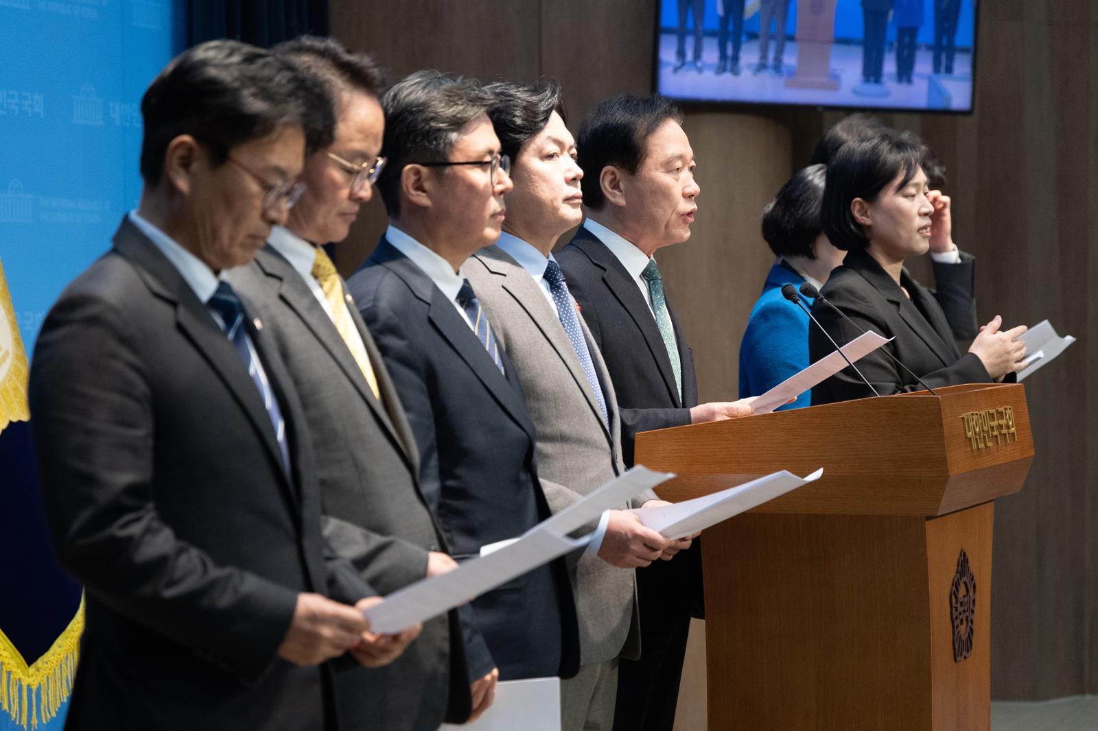 정태호 더불어민주당 의원을 비롯한 대미투자특별법 특별위원들이 12일 서울 여의도 국회 소통관에서 국민의힘이 법제사법위원회 상황을 이유로 회의 비공개 전환과 정회를 요구하는 등 특위 일정을 파행한 것에 대한 규탄 기자회견을 하고 있다. 2026.2.12 서울=뉴스1