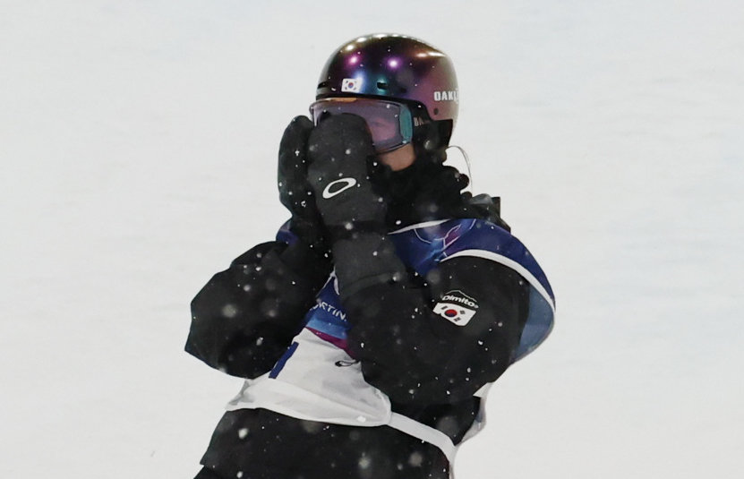 스노보드 최가온이 12일(현지시간) 이탈리아 리비뇨 스노파크에서 열린 2026 밀라노·코르티나담페초 동계올림픽 스노보드 여자 하프파이프 결선 3차전 경기를 마치고 기뻐하고 있다.  이날 최가온은 1,2차 경기에서 넘어진 후 3차 시기에 90.25점을 받아 단독 1위에 올라서 금메달을 획득했다. 2026.2.13 리비뇨=뉴스1