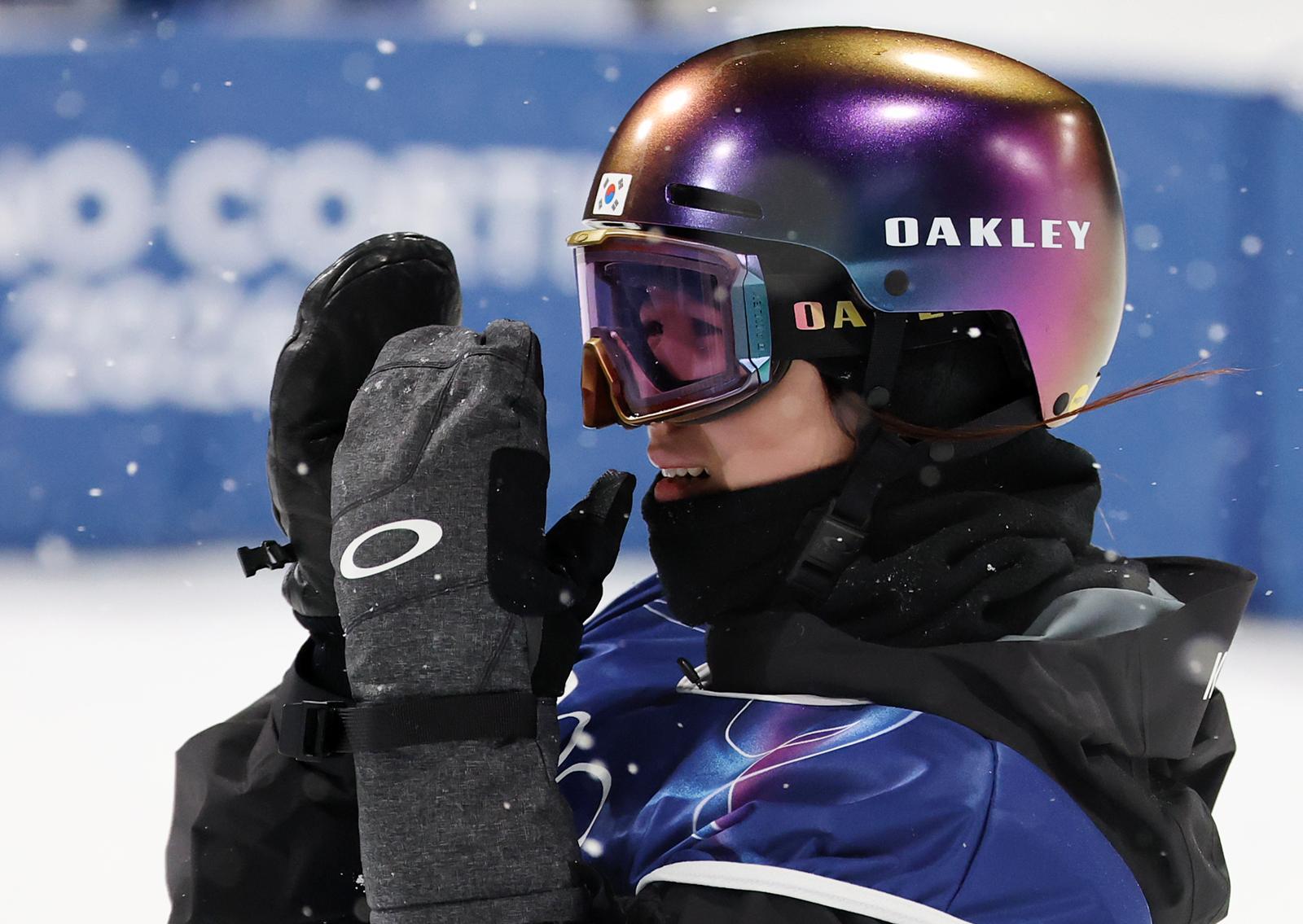 스노보드 최가온이 12일(현지시간) 이탈리아 리비뇨 스노파크에서 열린 2026 밀라노·코르티나담페초 동계올림픽 스노보드 여자 하프파이프 결선 3차전 경기를 마친 뒤 눈물을 흘리고 있다. 

이날 최가온은 1,2차 경기에서 넘어진 후 3차 시기에 90.25점을 받아 단독 1위에 올라서 금메달을 획득했다. 2026.2.13 리비뇨=뉴스1