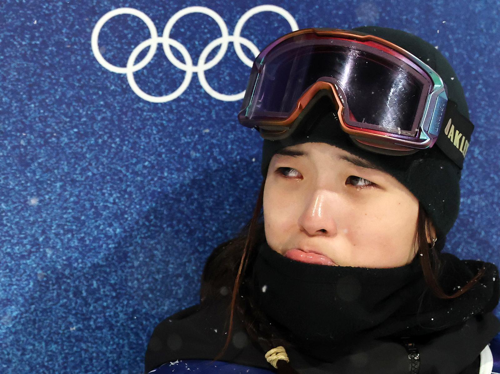 스노보드 최가온이 12일(현지시간) 이탈리아 리비뇨 스노파크에서 열린 2026 밀라노·코르티나담페초 동계올림픽 스노보드 여자 하프파이프 결선 3차전 경기를 마친 뒤 눈물을 흘리고 있다. 

이날 최가온은 1,2차 경기에서 넘어진 후 3차 시기에 90.25점을 받아 단독 1위에 올라서 금메달을 획득했다. 2026.2.13 리비뇨=뉴스1