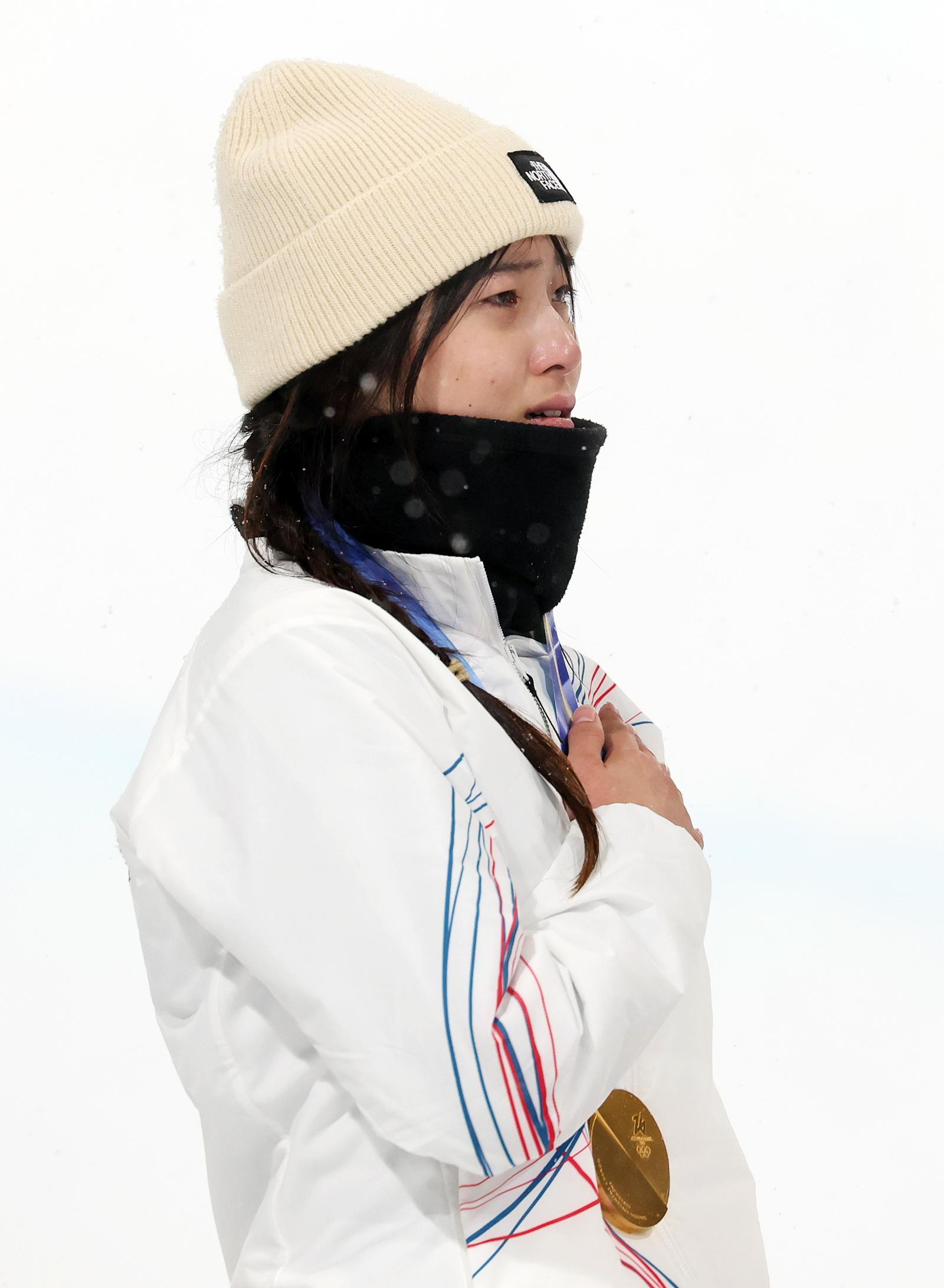 12일(현지시간) 이탈리아 리비뇨 스노파크에서 열린 2026 밀라노·코르티나담페초 동계올림픽 스노보드 여자 하프파이프 결선에서 90.25점을 받아 금메달을 획득한 스노보드 최가온이 눈물을 흘리며 국민의례를 하고 있다. 2026.2.13 리비뇨=뉴스1