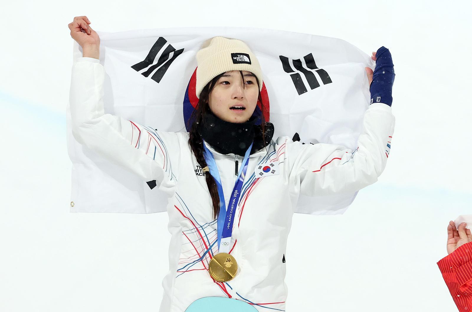 12일(현지시간) 이탈리아 리비뇨 스노파크에서 열린 2026 밀라노·코르티나담페초 동계올림픽 스노보드 여자 하프파이프 결선에서 90.25점을 받아 금메달을 획득한 스노보드 최가온이 태극기를 들고 기뻐하고 있다. 2026.2.13 리비뇨=뉴스1