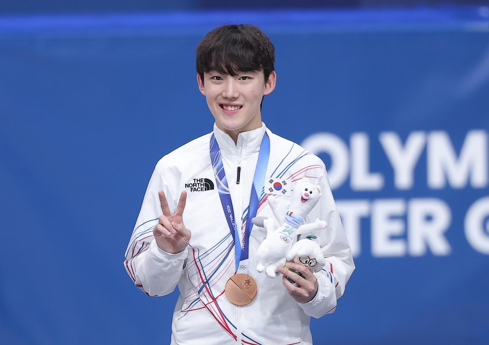 쇼트트랙 임종언이 12일(현지시간) 이탈리아 밀라노 아이스 스케이팅 아레나에서 열린 2026 밀라노·코르티나담페초 동계올림픽 쇼트트랙 남자 1000m 시상식에서 동메달을 들고 기뻐하고 있다. 2026.2.13 밀라노=뉴스1