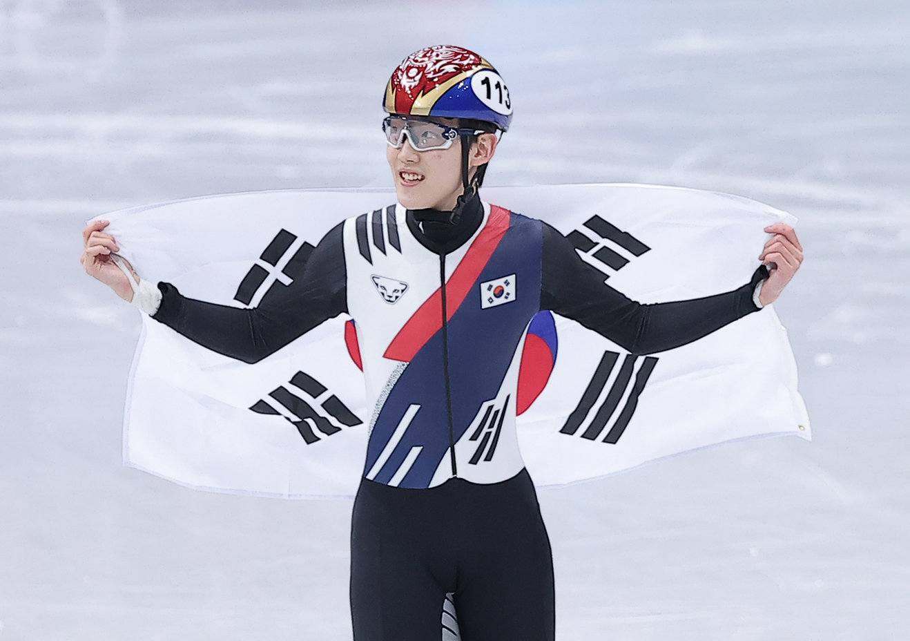 쇼트트랙 임종언이 12일(현지시간) 이탈리아 밀라노 아이스 스케이팅 아레나에서 열린 2026 밀라노·코르티나담페초 동계올림픽 쇼트트랙 남자 1000m 결승에서 동메달을 확정지은 뒤 태극기를 들고 기뻐하고 있다. 2026.2.13 밀라노=뉴스1