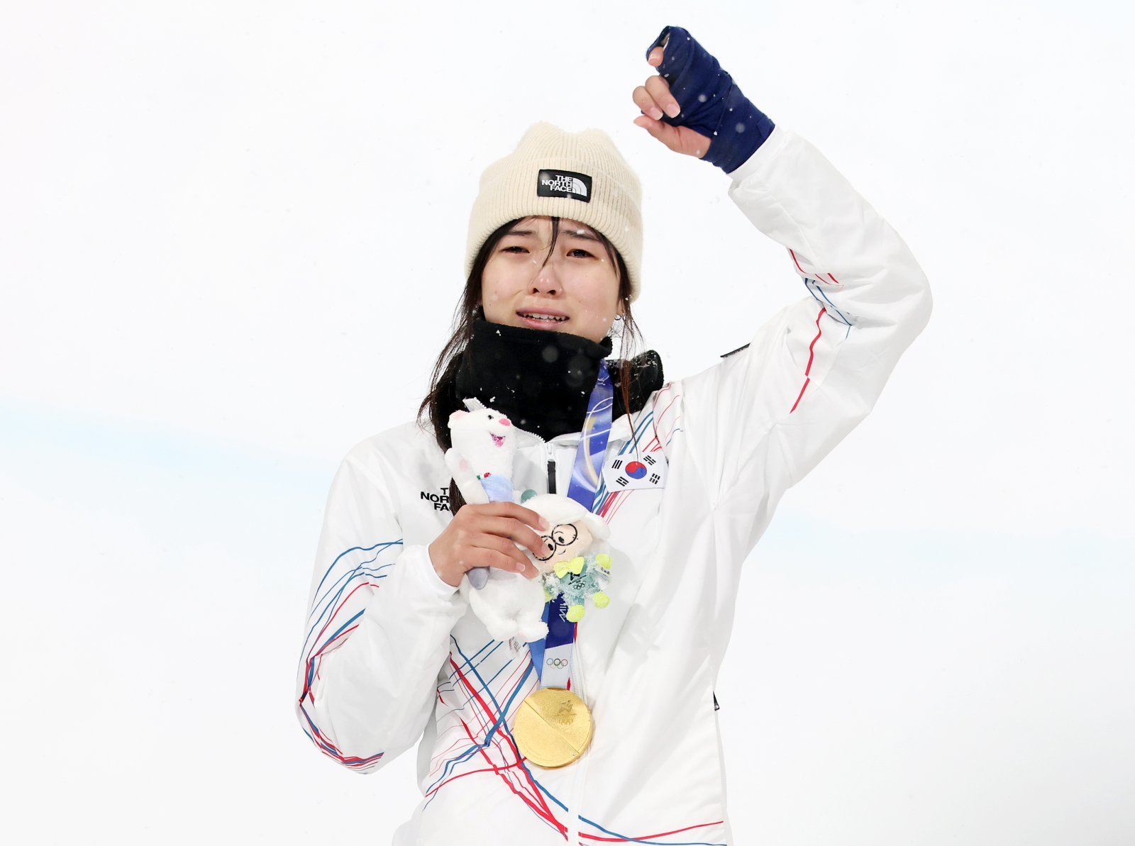 12일(현지시간) 이탈리아 리비뇨 스노파크에서 열린 2026 밀라노·코르티나담페초 동계올림픽 스노보드 여자 하프파이프 결선에서 90.25점을 받아 금메달을 획득한 스노보드 최가온이 눈물을 흘리고 있다. 2026.2.13 ⓒ 뉴스1