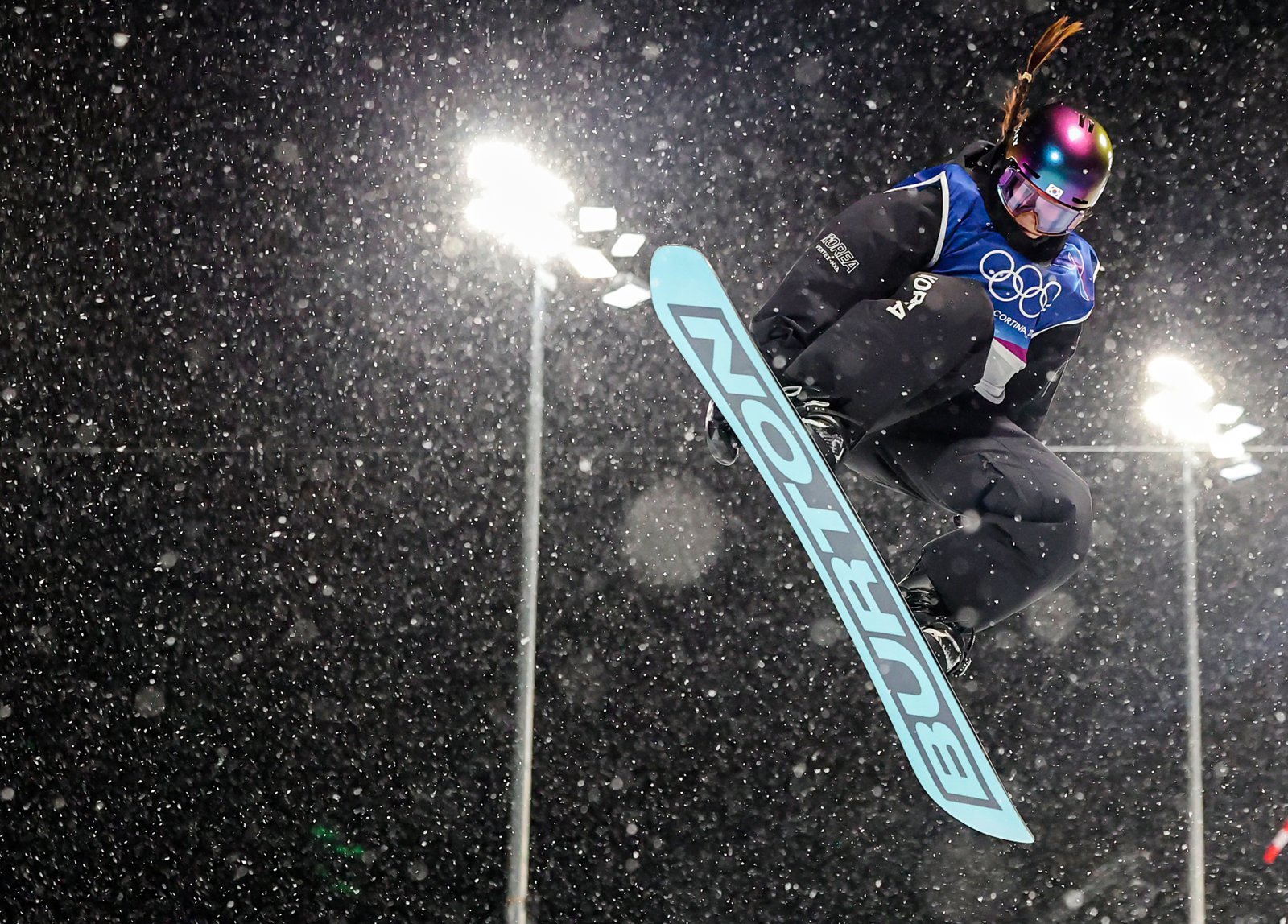 스노보드 최가온이 12일(현지시간) 이탈리아 리비뇨 스노파크에서 열린 2026 밀라노·코르티나담페초 동계올림픽 스노보드 여자 하프파이프 결선 1차전 경기를 펼치고 있다. 이날 최가온은 1,2차 경기에서 넘어진 후 3차 시기에 90.25점을 받아 단독 1위에 올라서 금메달을 획득했다. 2026.2.13 ⓒ 뉴스1