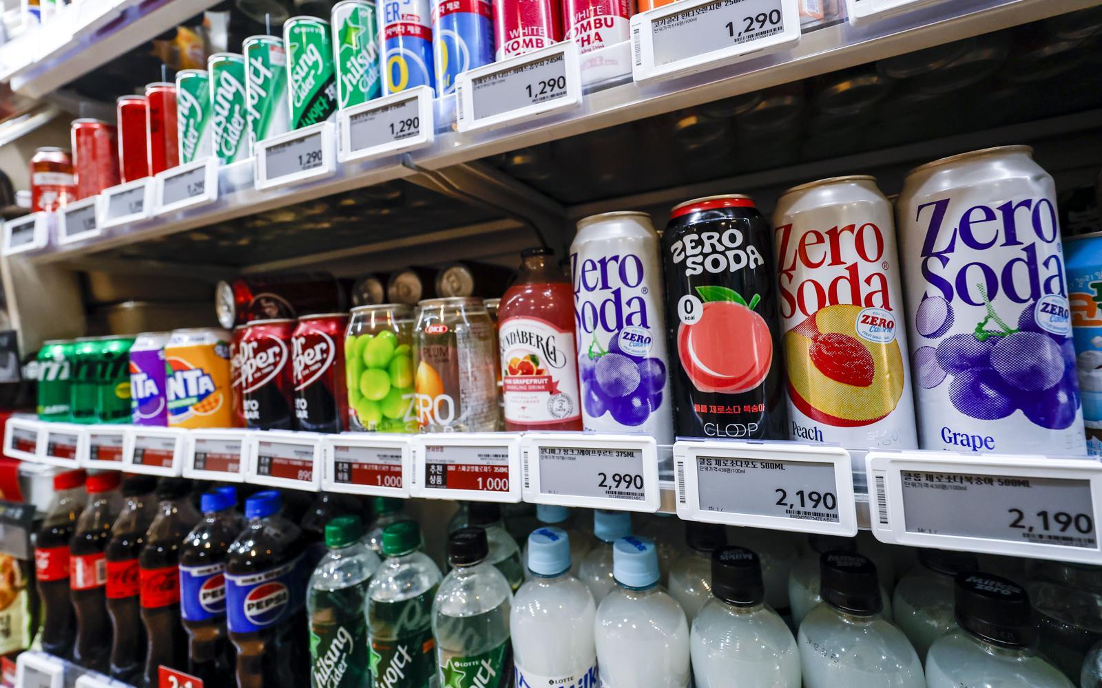 21일 서울시내 편의점에 ‘제로(ZERO)’ 음료가 진열되어 있다. 소비자들이 건강에 대한 관심이 늘면서 설탕과 탄수화물, 알코올 등 특정 성분을 제거하거나 최소화하는 제품들이 인기를 끌고 있다. 2024.04.21 뉴시스