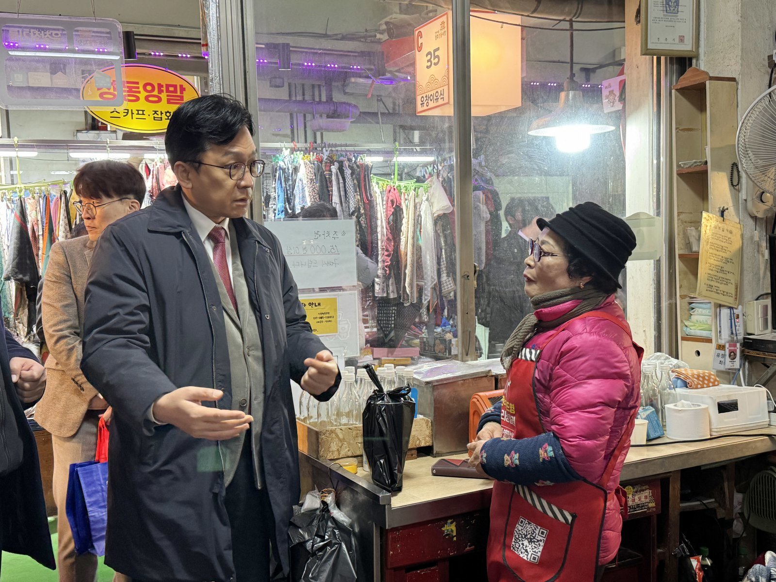 이병권 중소벤처기업부 제2차관이 6일 경북 경주 성동시장을 방문해 문화관광형 전통시장 추진현황을 점검하고 있다. (중소벤처기업부 제공. 재판매 및 DB 금지) 2026.2.6 뉴스1