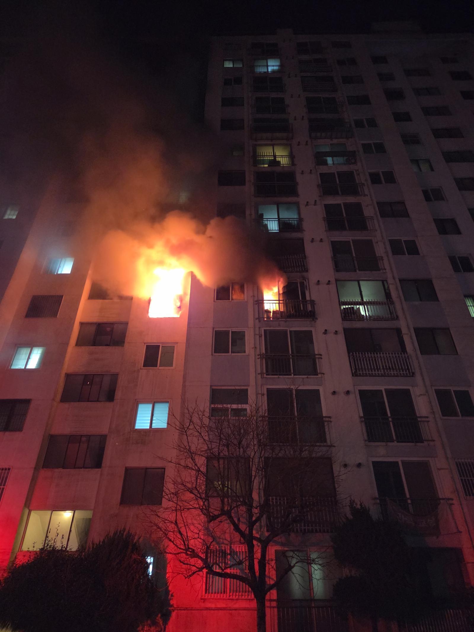 13일 오전 부산 해운대구 우동 아파트 5층에서 불이 나고 있다. 부산소방재난본부 제공.