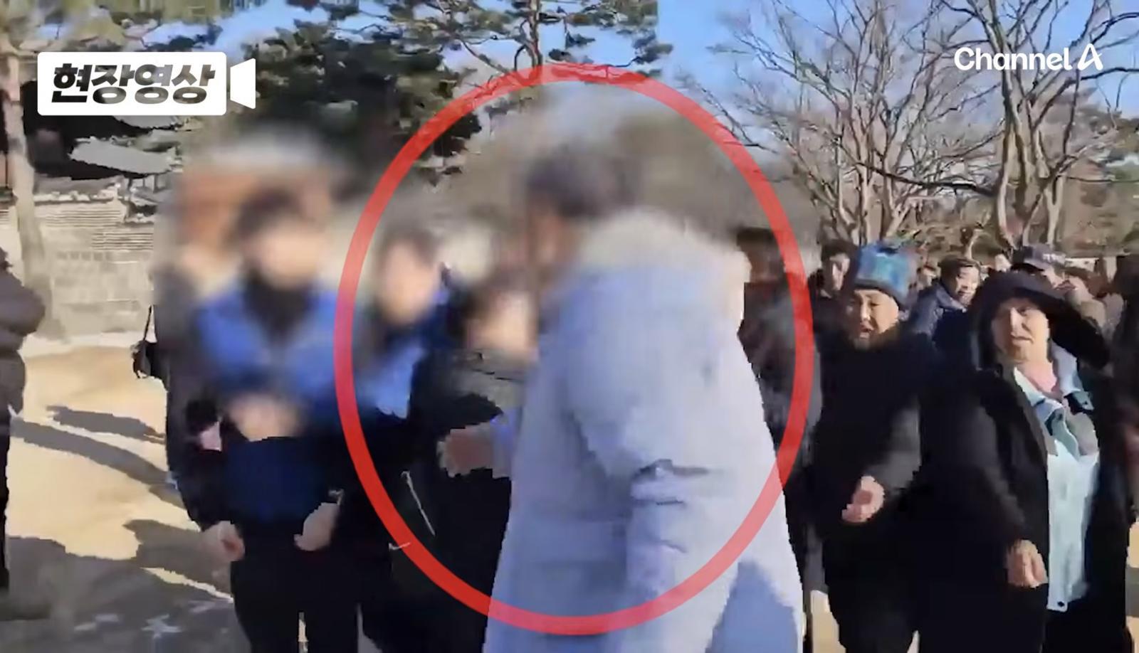 지난 2일 서울 종로구 경복궁 향정원 인근에서 중국인 관광객이 경복궁 경비원에게 접근하고 있다. 채널A