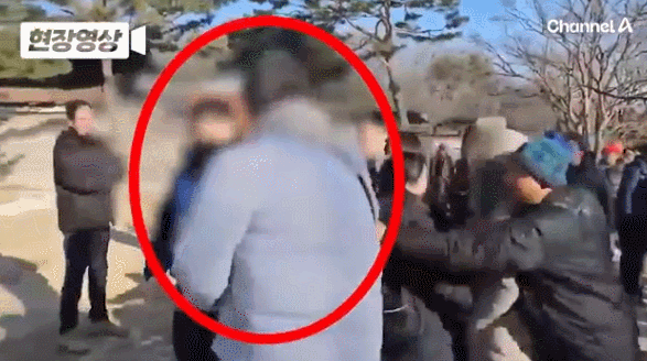 지난 2일 서울 종로구 경복궁 향정원 인근에서 중국인 관광객이 경복궁 경비원에게 접근해 소리치고 있다. 채널A