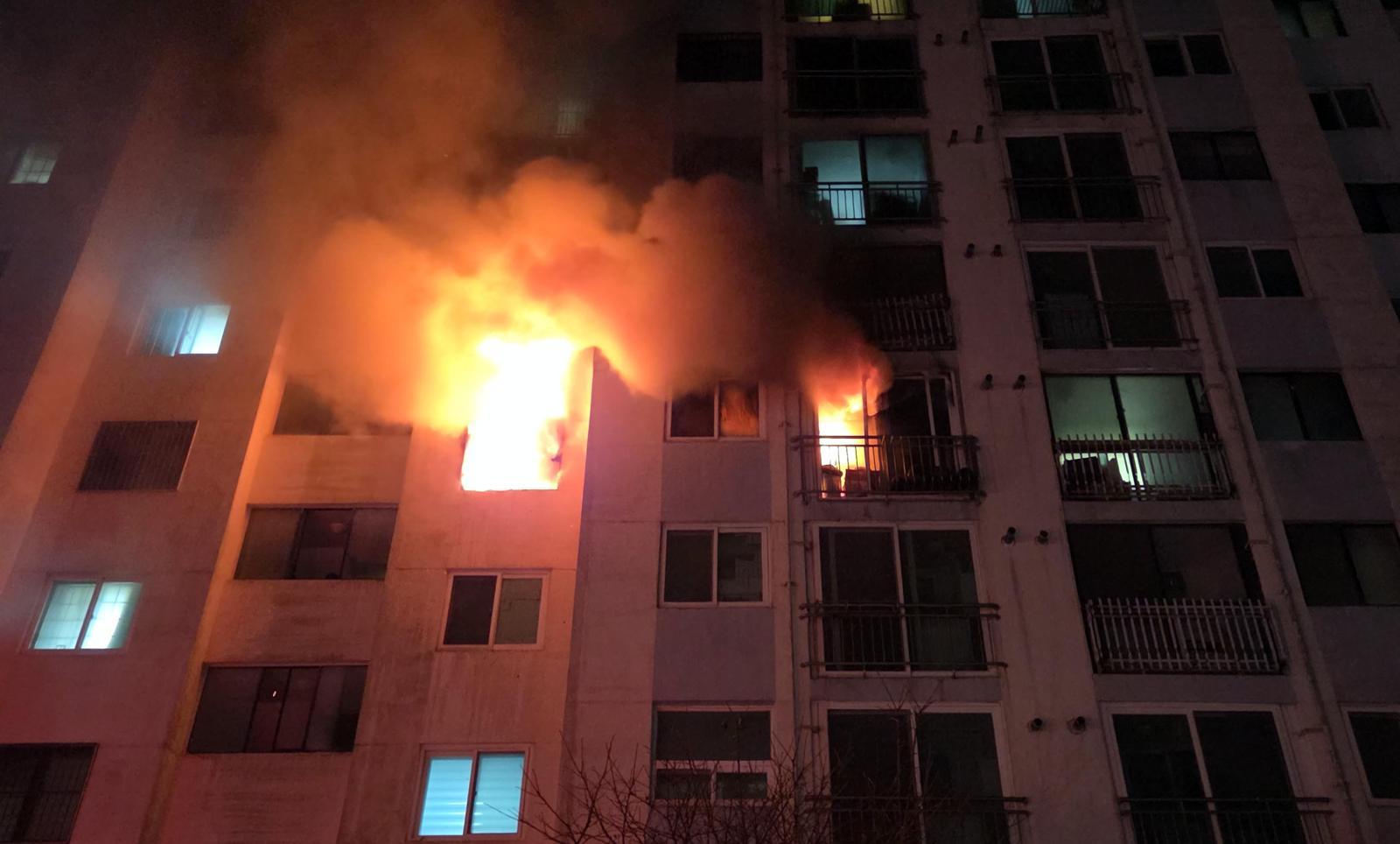 13일 부산 해운대구 아파트 화재 현장. 부산소방재난본부 제공