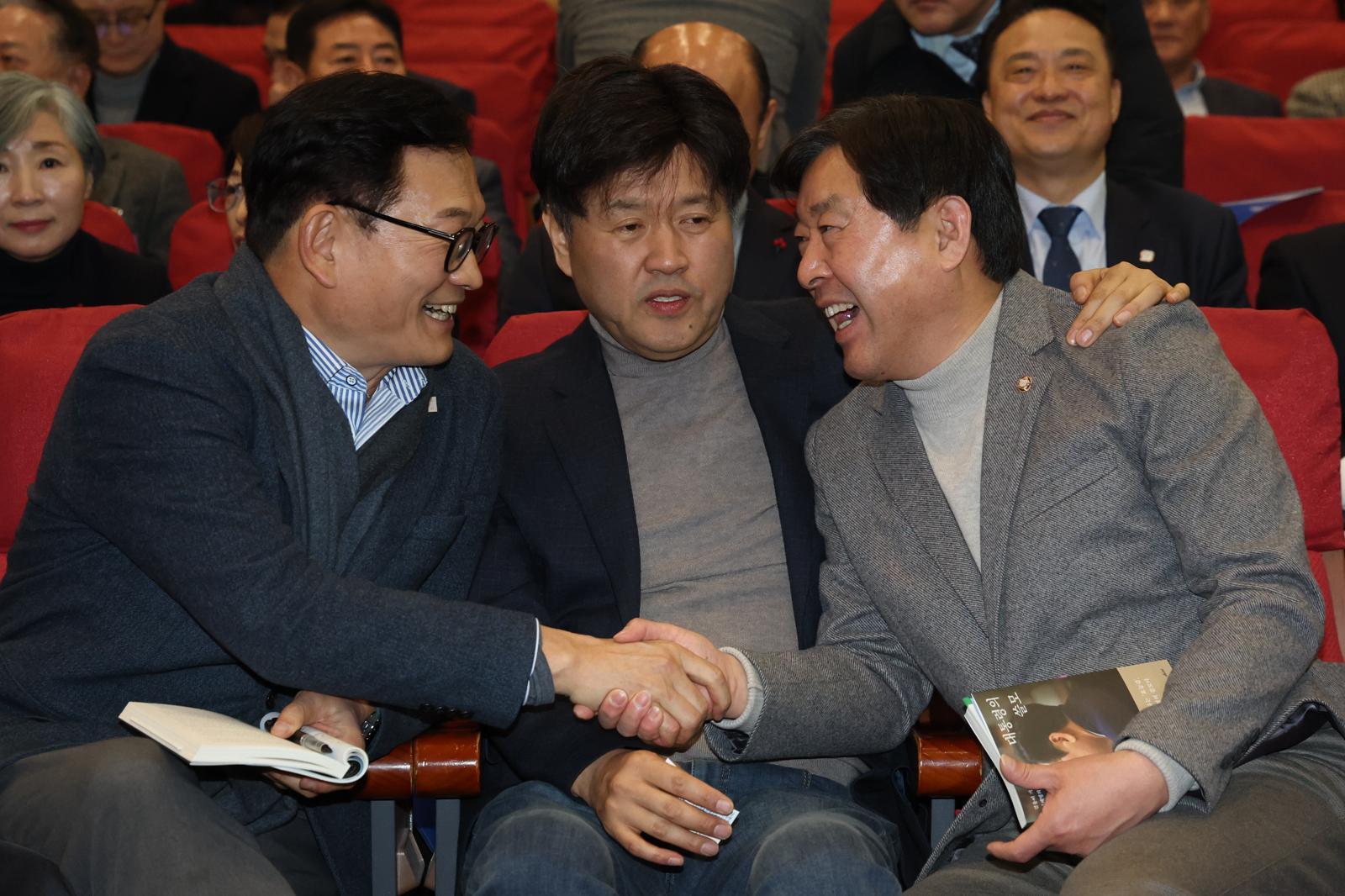 김용 전 민주연구원 부원장(가운데)이 12일 서울 여의도 국회 의원회관에서 열린 자신의 저서 ’대통령의 쓸모‘ 출판 기념회에서 송영길 소나무당 대표, 황명선 더불어민주당 의원과 대화하고 있다. 2026.2.12/뉴스1