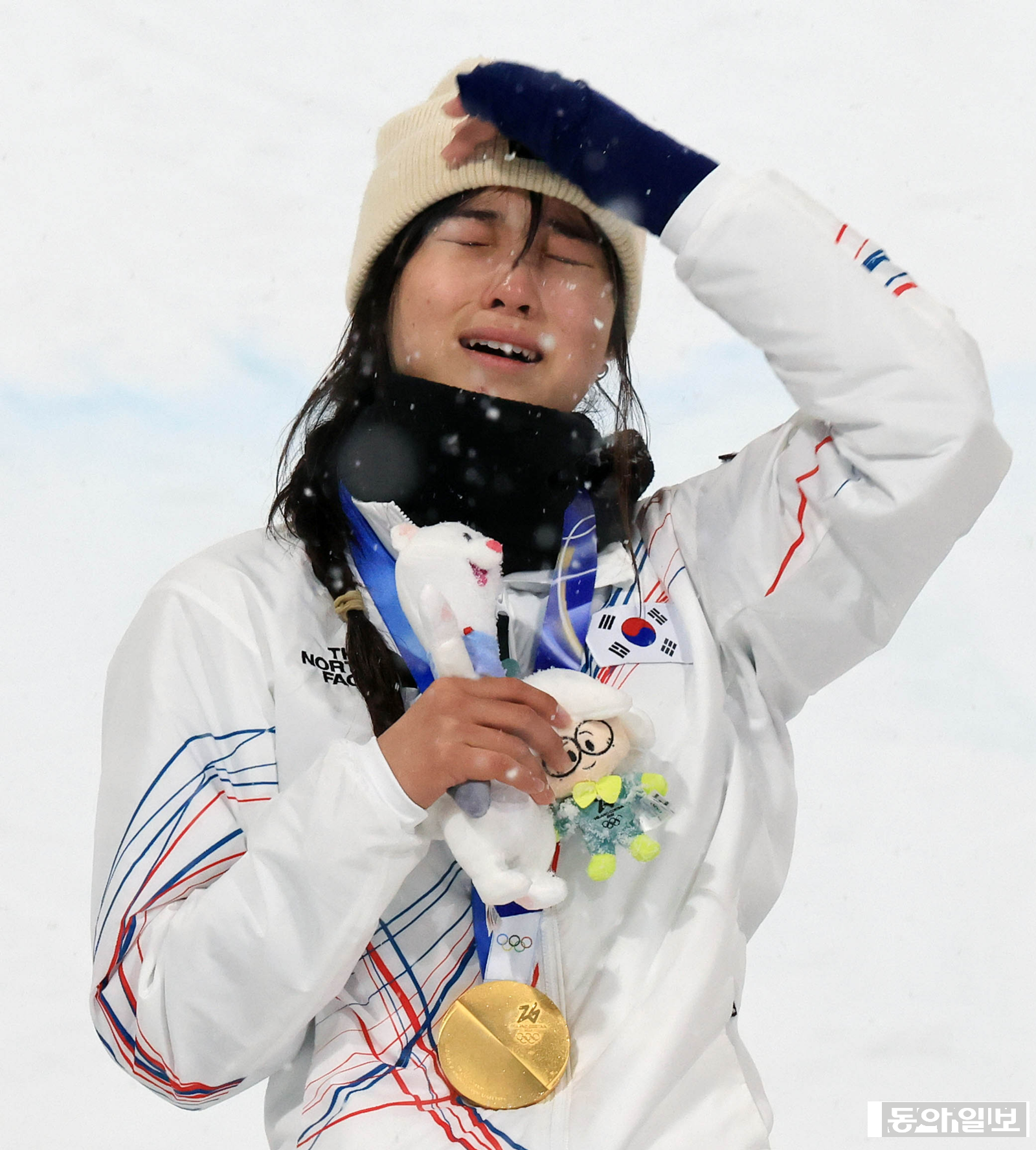 12일(현지 시각) 이탈리아 리비뇨 스노우파크에서 열린 겨울올림픽 스키 스노보드 여자 하프파이프 결선에서 한국 최가온이 90.25점으로 금메달을 목에 건 뒤 눈물을 흘리고 있다. 리비뇨=전영한 기자 scoopjyh@donga.com