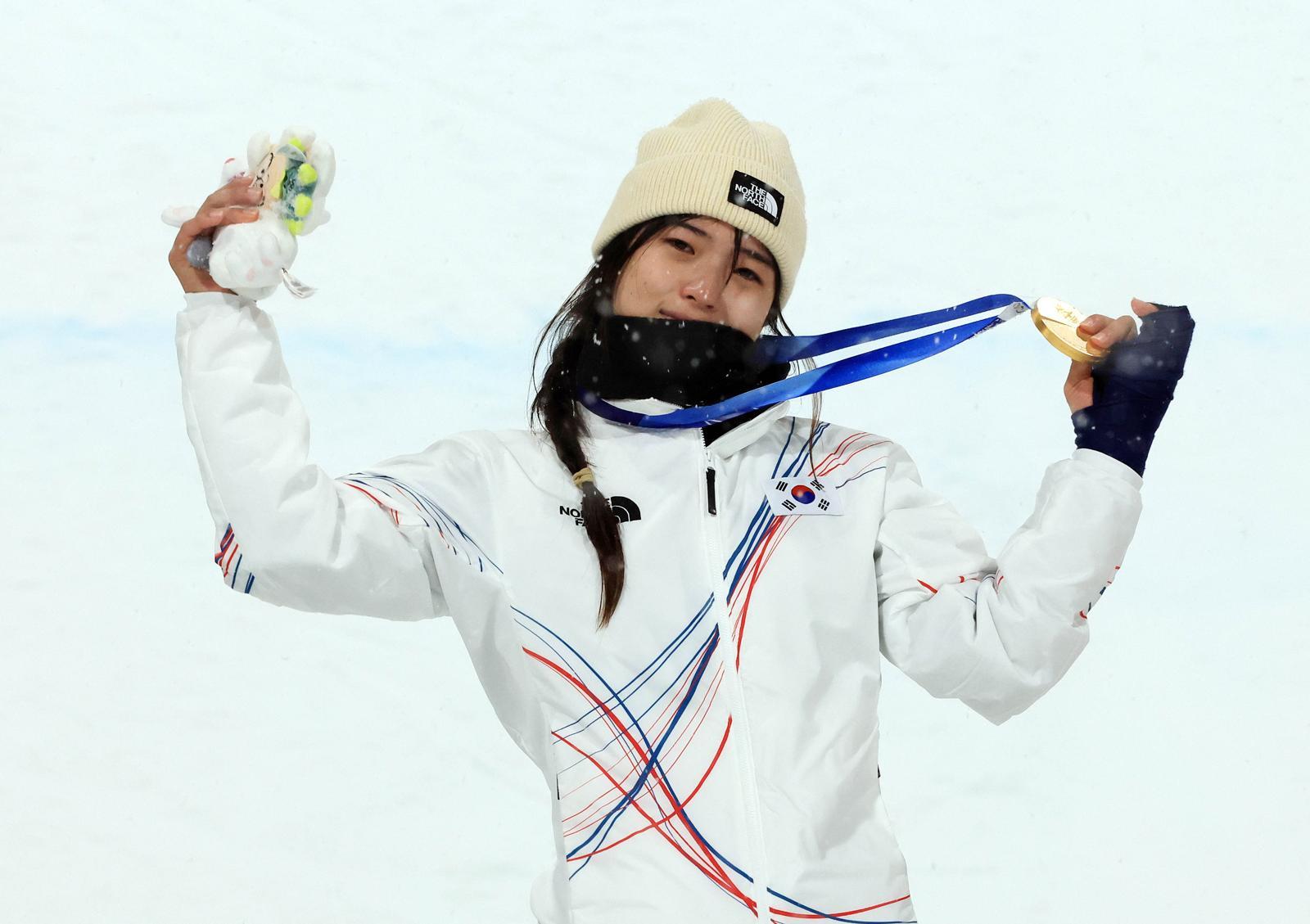 12일(현지시간) 이탈리아 리비뇨 스노우파크에서 열린 겨울올림픽 스키 스노우보드 여자 하프파이프 결선에서 한국 최가온이 90.25점으로 금메달을 목에 건 뒤 기뻐하고 있다.