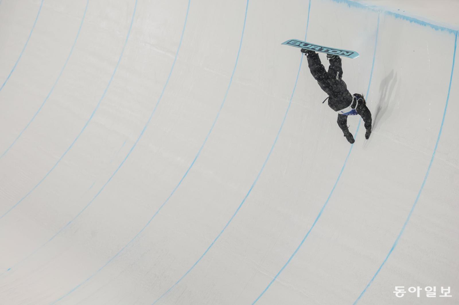 12일(현지 시각) 이탈리아 리비뇨 스노우파크에서 열린 여자 하프파이프 결선 1차 시기에서 착지에 실패하고 있다. 리비뇨=전영한 기자 scoopjyh@donga.com