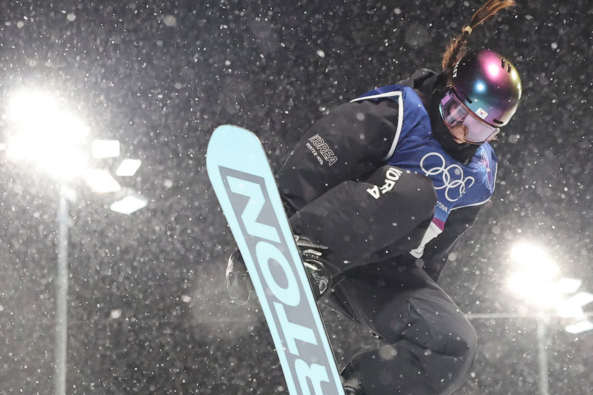 스노보드 최가온이 12일(현지시간) 이탈리아 리비뇨 스노파크에서 열린 2026 밀라노·코르티나담페초 동계올림픽 스노보드 여자 하프파이프 결선 3차전 경기를 마친 뒤 눈물을 흘리고 있다. 이날 최가온은 1,2차 경기에서 넘어진 후 3차 시기에 90.25점을 받아 단독 1위에 올라서 금메달을 획득했다. 2026.2.13 리비뇨=뉴스1