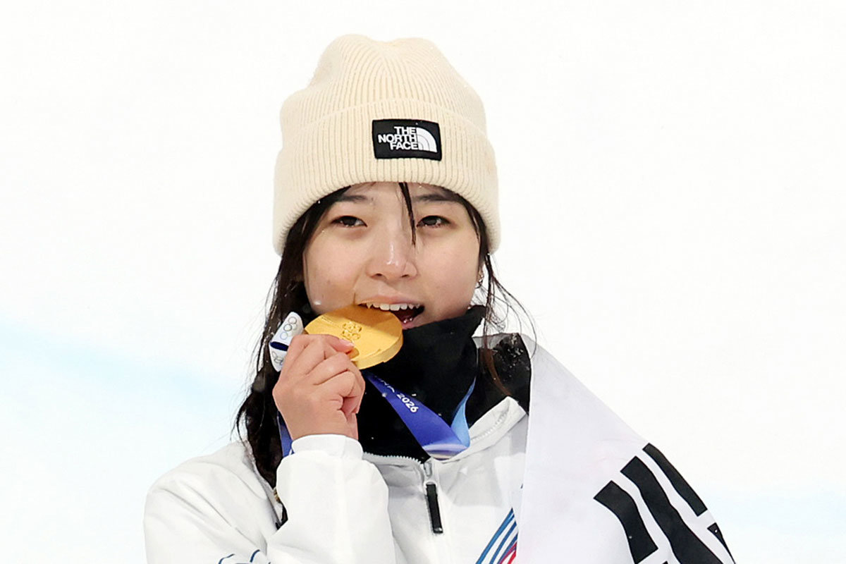 12일(현지시간) 이탈리아 리비뇨 스노파크에서 열린 2026 밀라노·코르티나담페초 동계올림픽 스노보드 여자 하프파이프 결선에서 90.25점을 받아 금메달을 획득한 스노보드 최가온이 기뻐하고 있다. 리비뇨=뉴스1