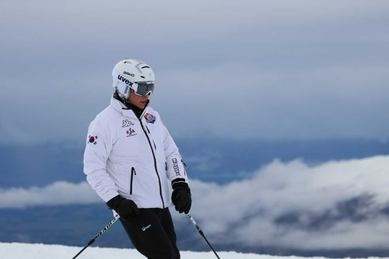 2017년 8월 뉴질랜드 카드로나 전지 훈련캠프장에 선수와 지도자 격려차 방문했을 당시 사진. 롯데지주 제공