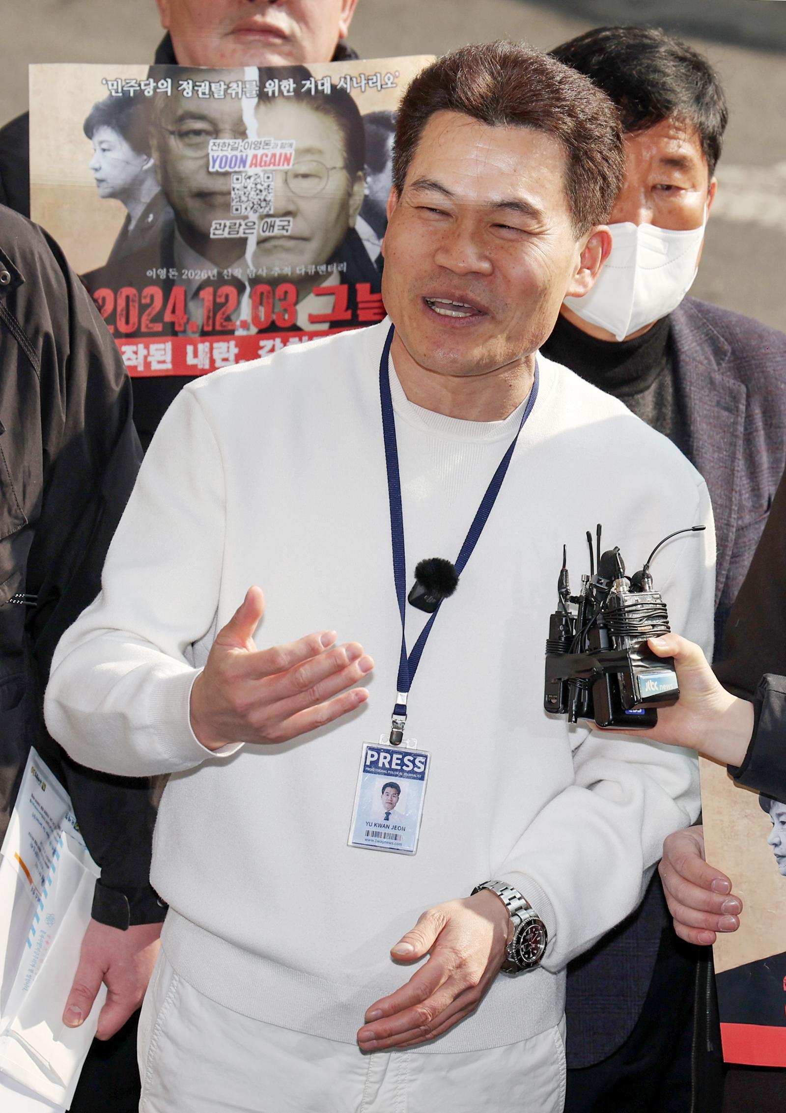 이재명 대통령과 김현지 청와대제1부속실장에 대한 허위 사실을 유포한 혐의로 고발된 한국사 강사 출신 보수 유튜버 전한길 씨가 12일 서울 동작경찰서에 피의자 신분으로 출석하고 있다. 2026.02.12. 서울=뉴시스